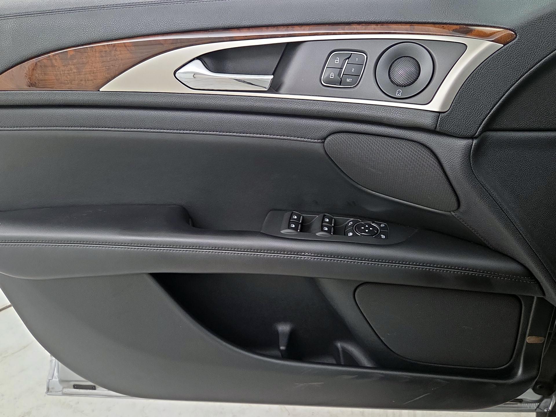 Thumbnail: 2020 Lincoln MKZ - 12