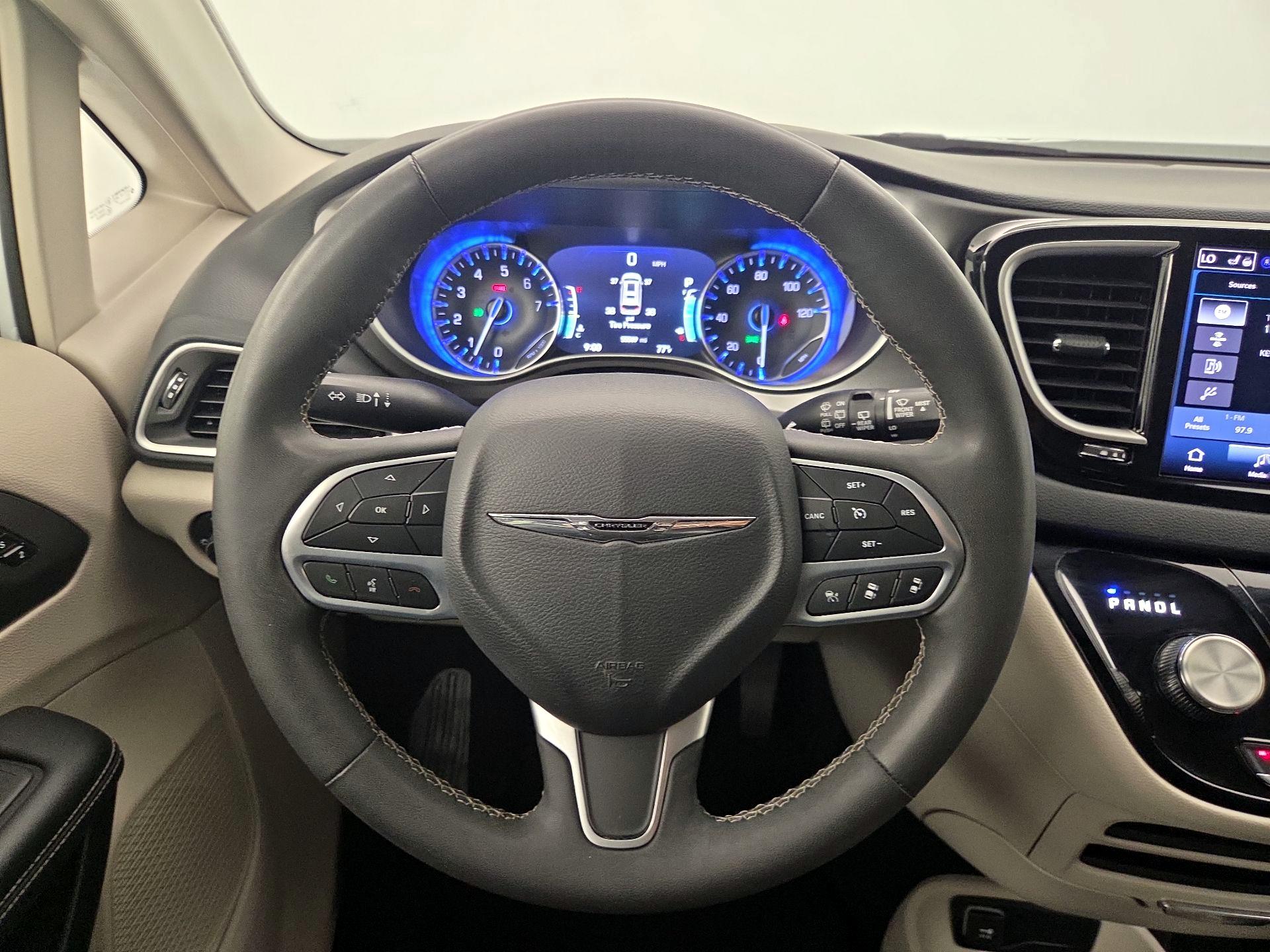 Thumbnail: 2023 Chrysler Pacifica - 10