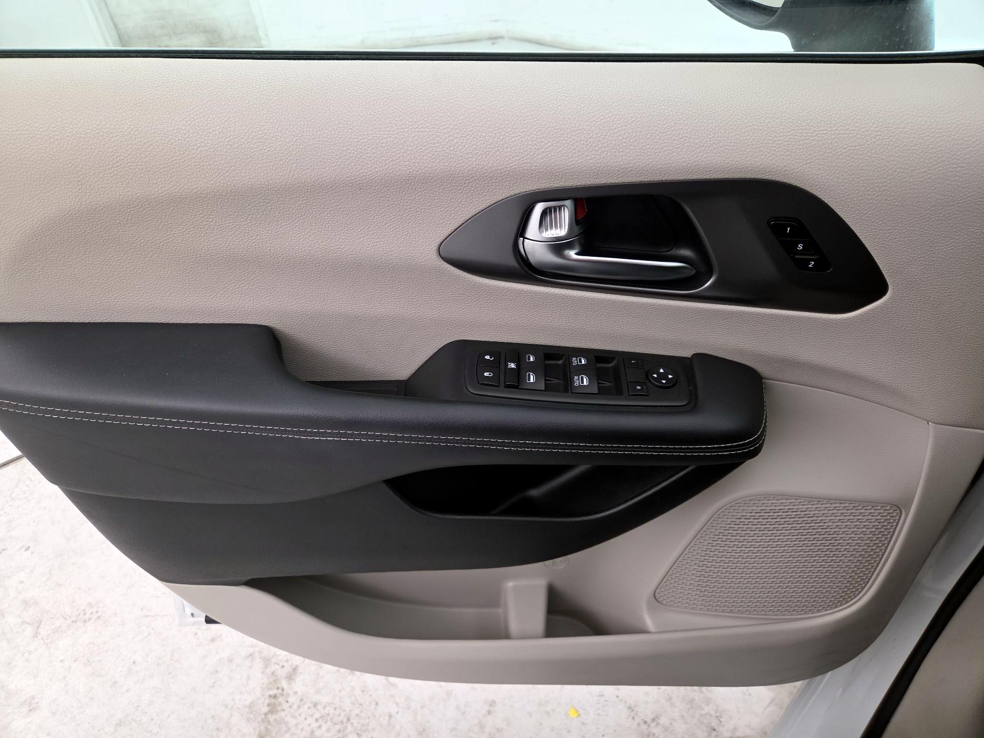 Thumbnail: 2023 Chrysler Pacifica - 12