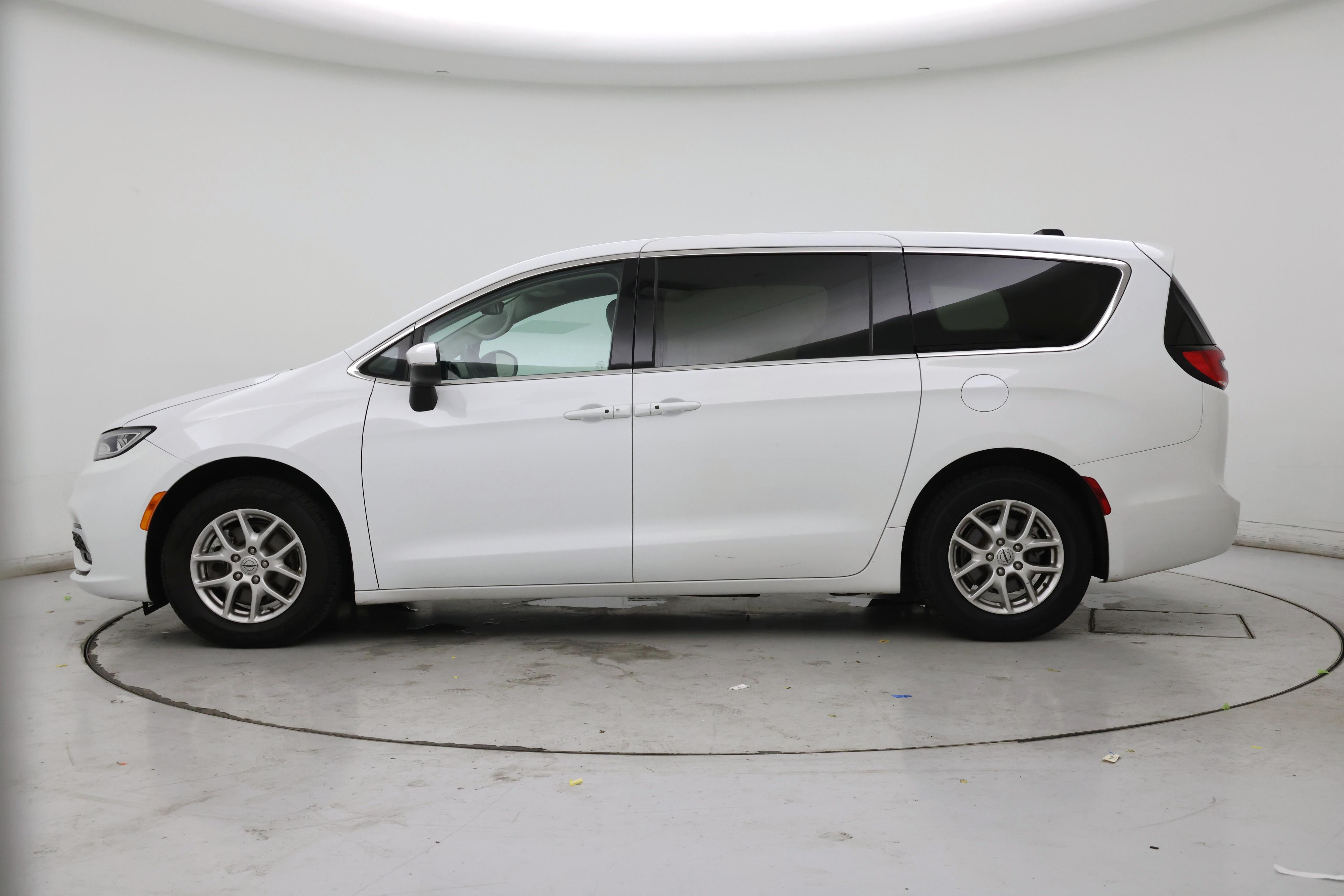 Thumbnail: 2023 Chrysler Pacifica - 3