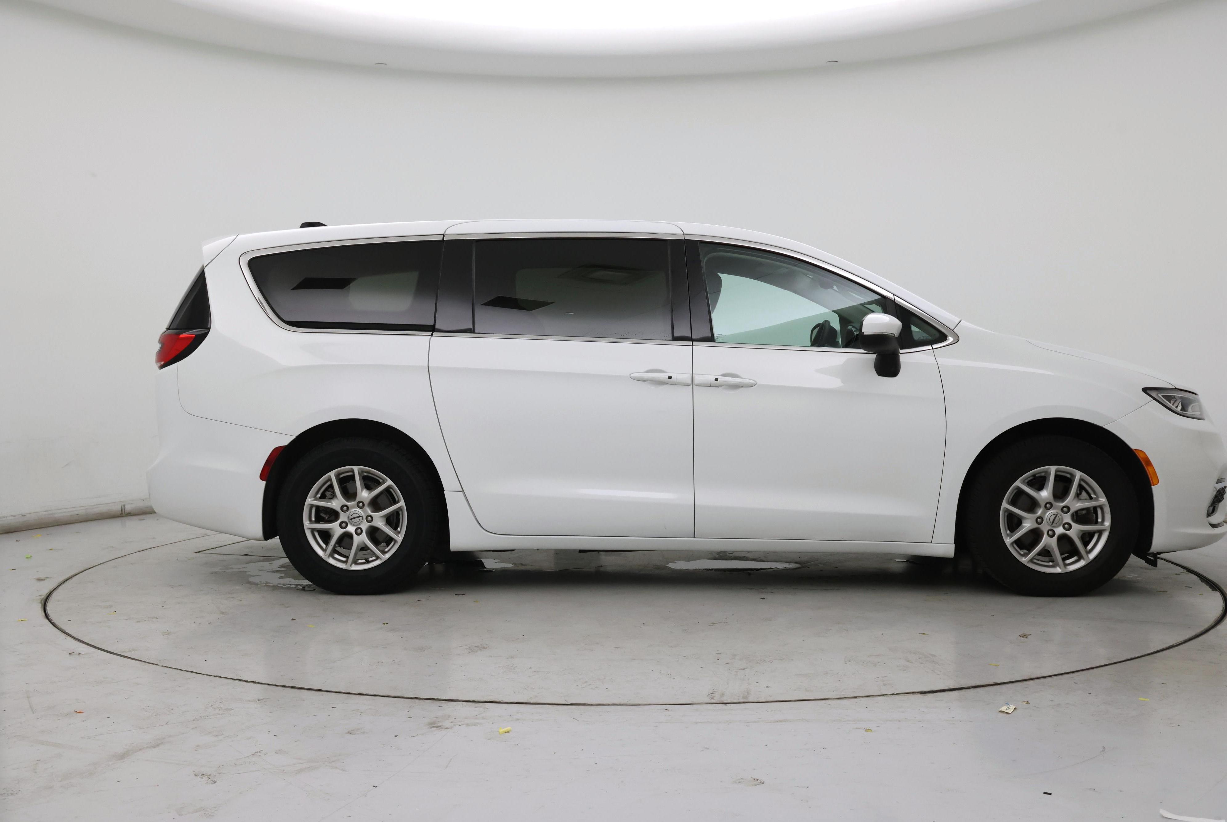 Thumbnail: 2023 Chrysler Pacifica - 7