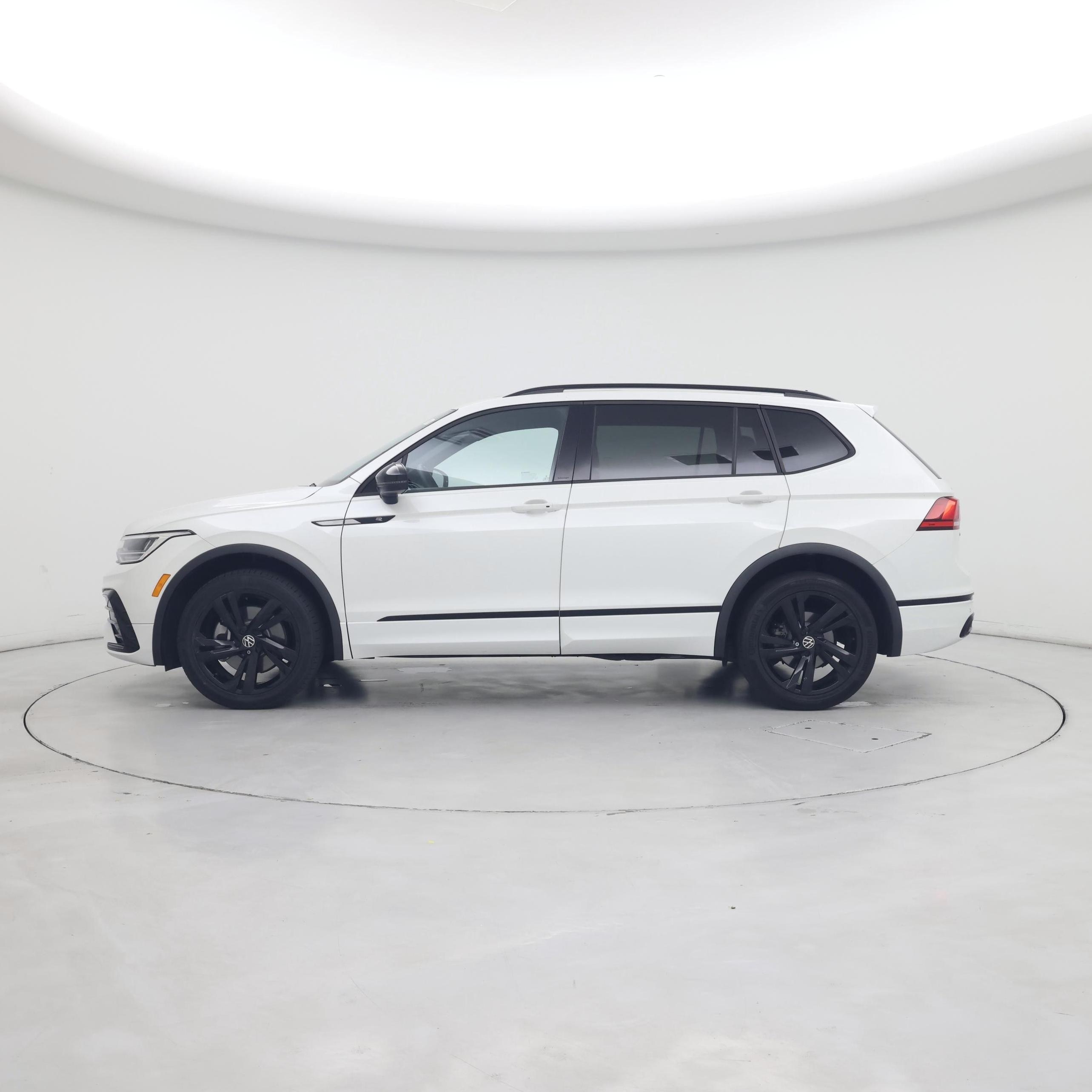 Thumbnail: 2023 Volkswagen Tiguan - 3