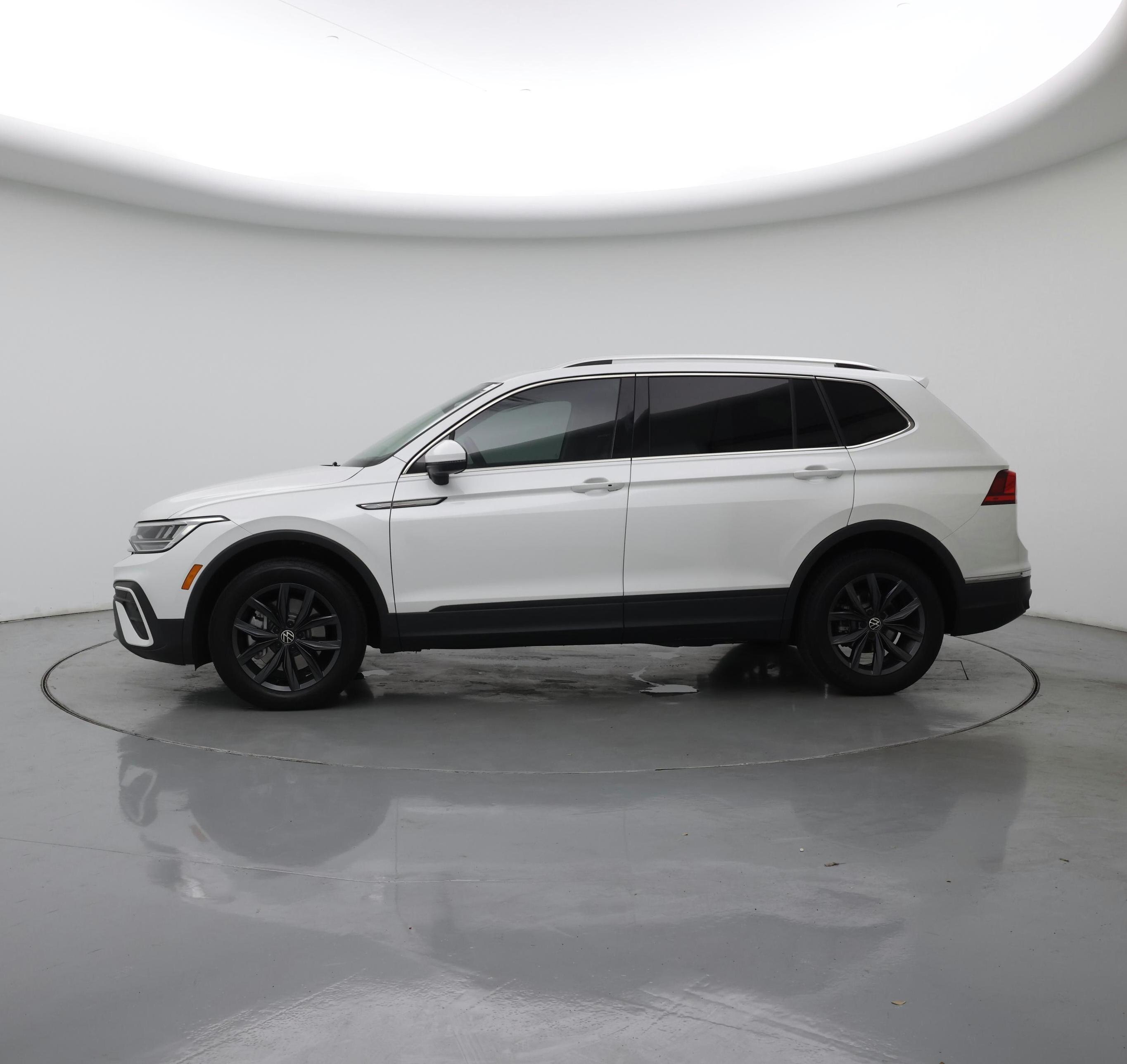 Thumbnail: 2023 Volkswagen Tiguan - 3