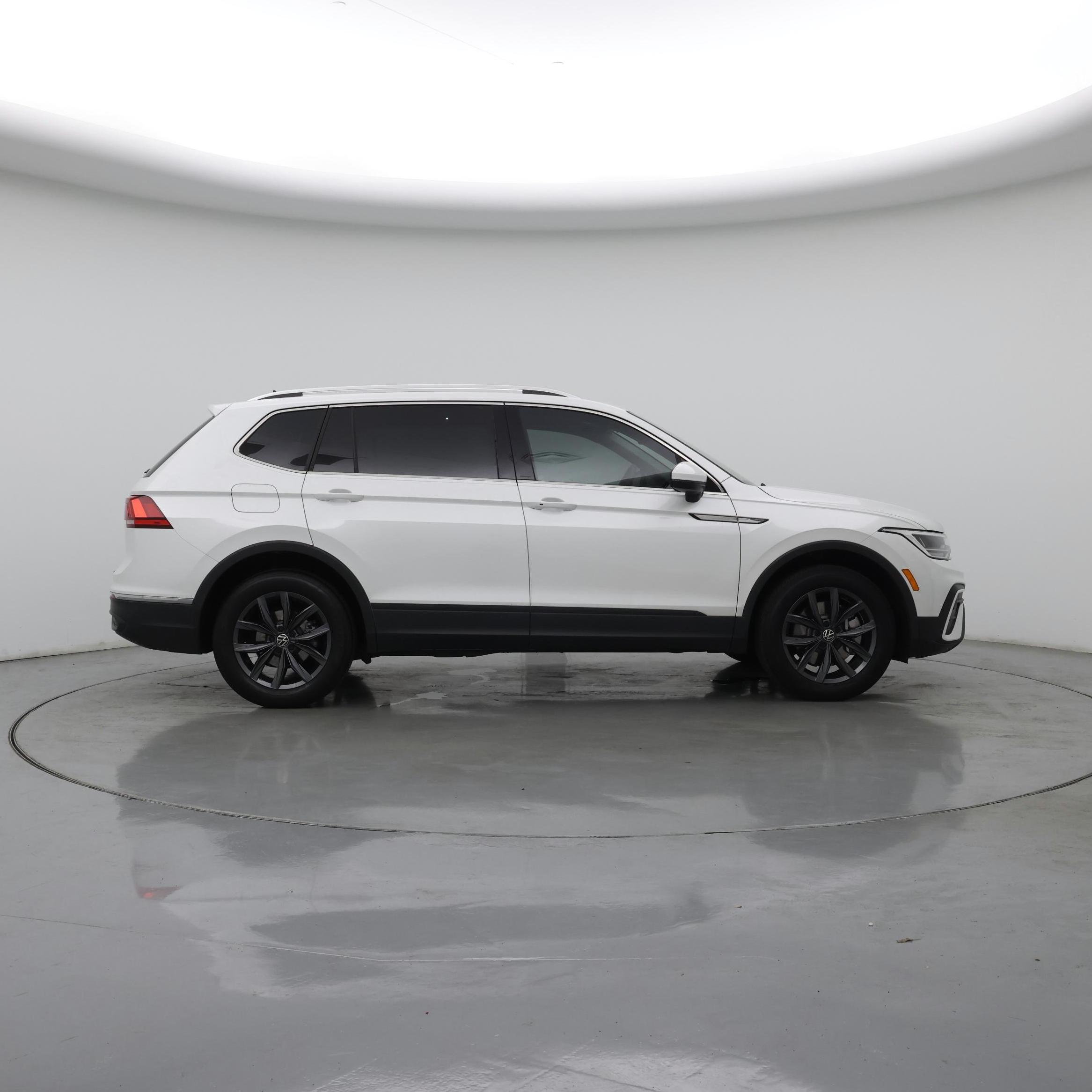 Thumbnail: 2023 Volkswagen Tiguan - 7
