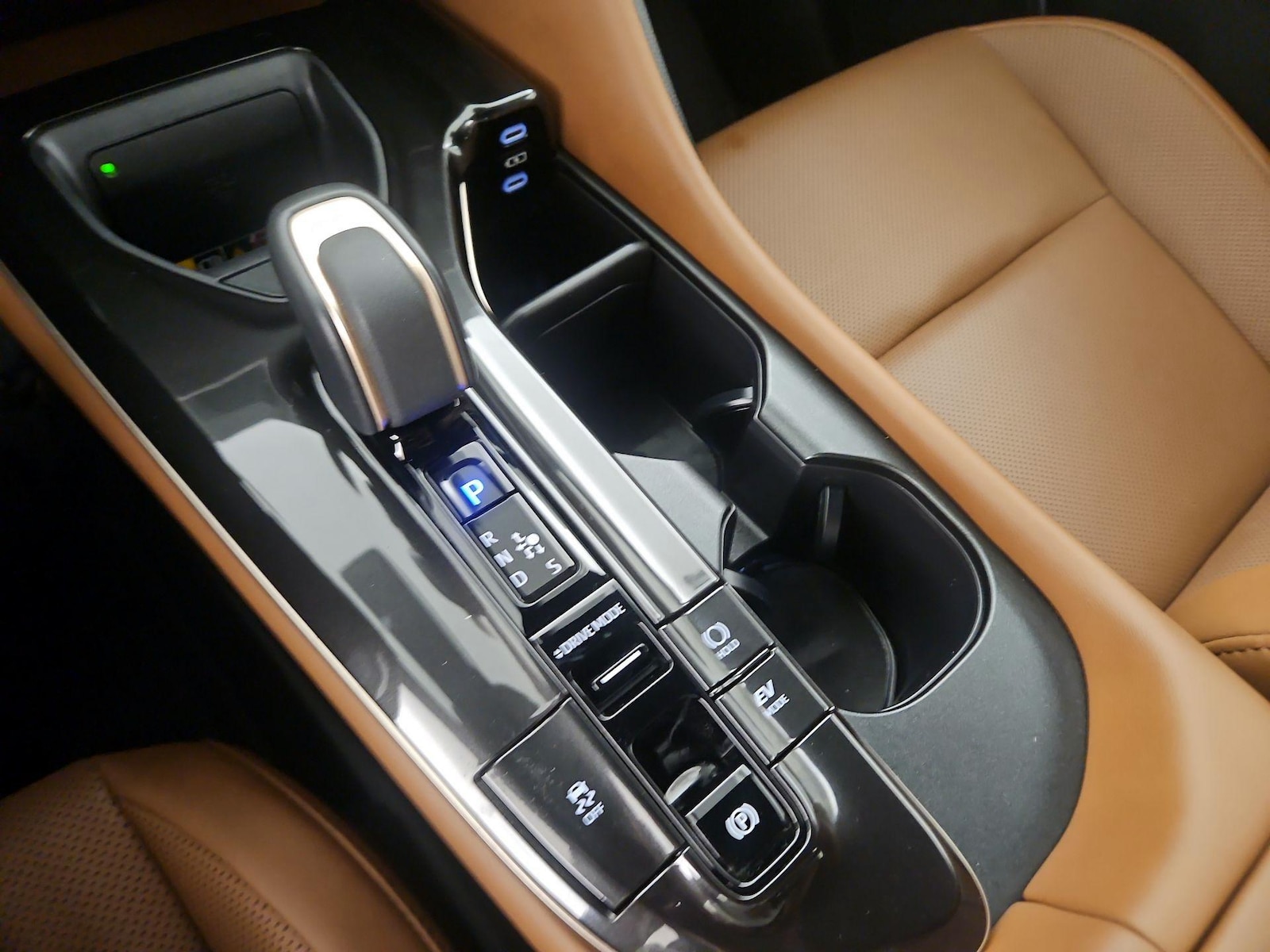 2025 Toyota Crown Signia XLE - Photo 18