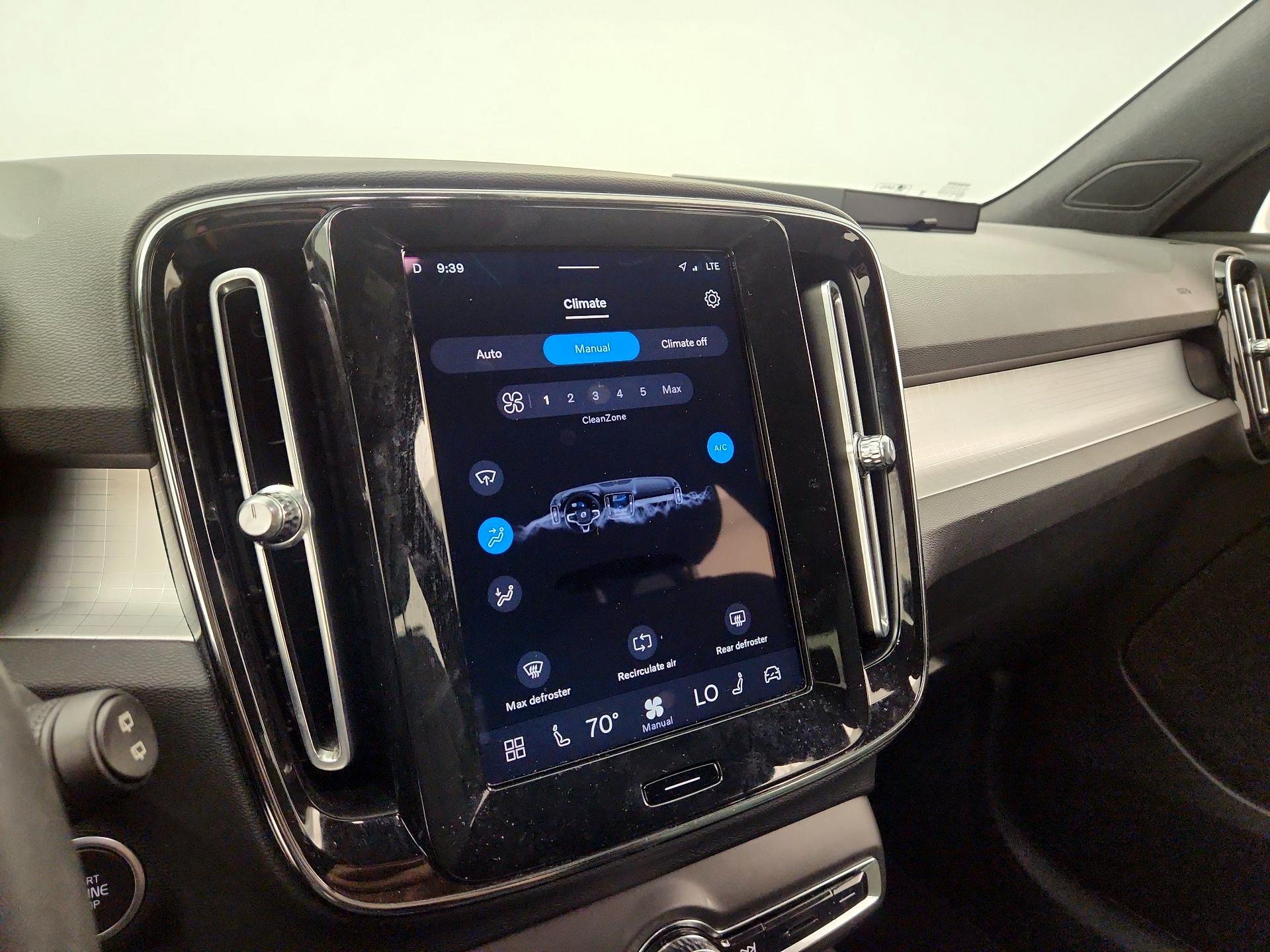 Thumbnail: 2023 Volvo XC40 - 17
