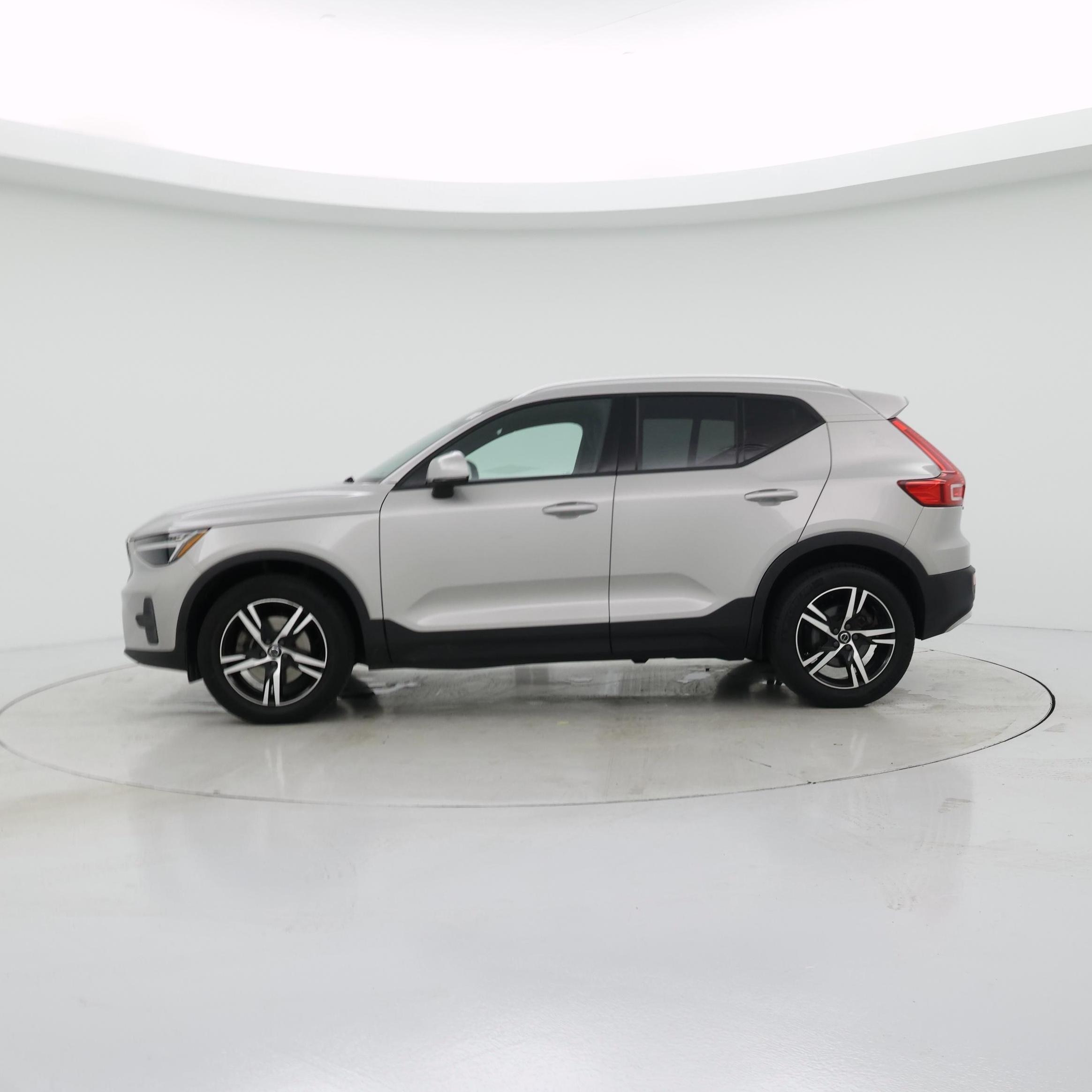 Thumbnail: 2023 Volvo XC40 - 3
