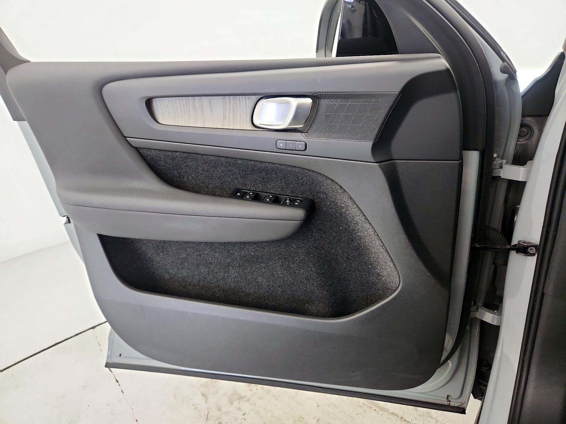 Thumbnail: 2024 Volvo XC40 - 12