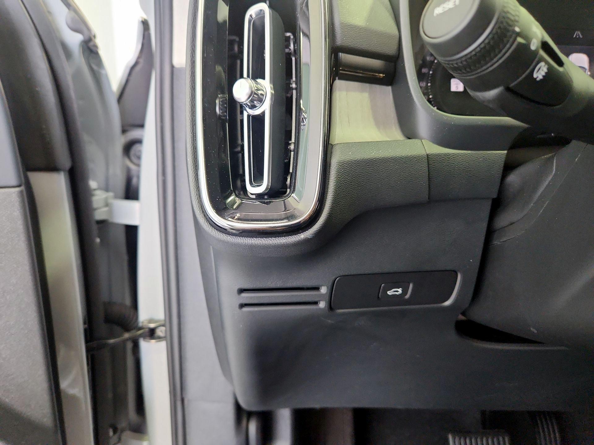 Thumbnail: 2024 Volvo XC40 - 13