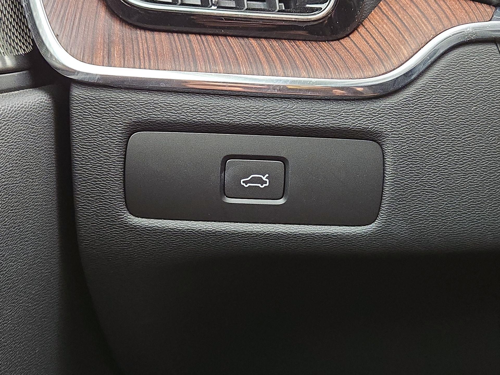 Thumbnail: 2023 Volvo XC60 - 13