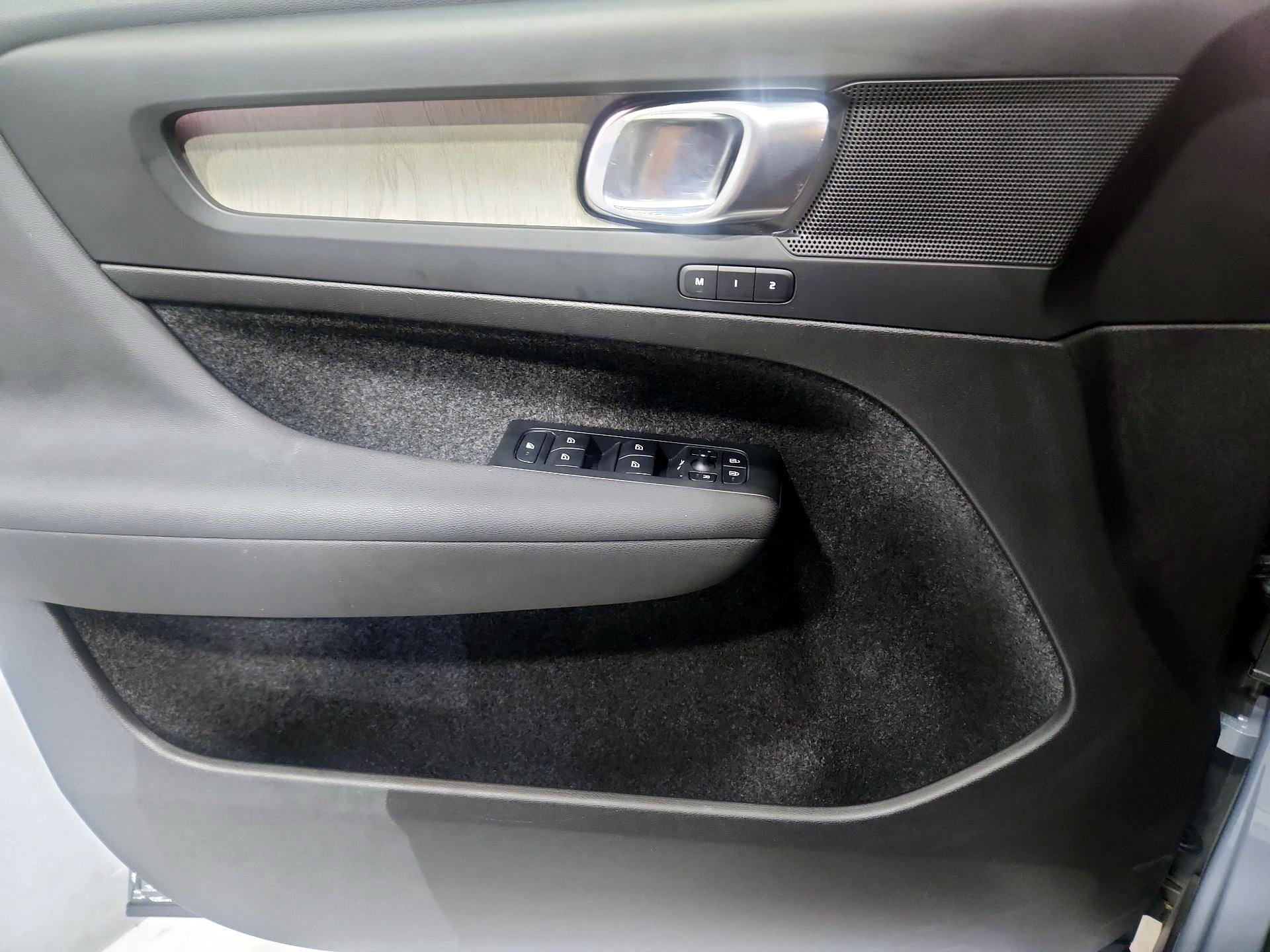 Thumbnail: 2023 Volvo XC40 - 12