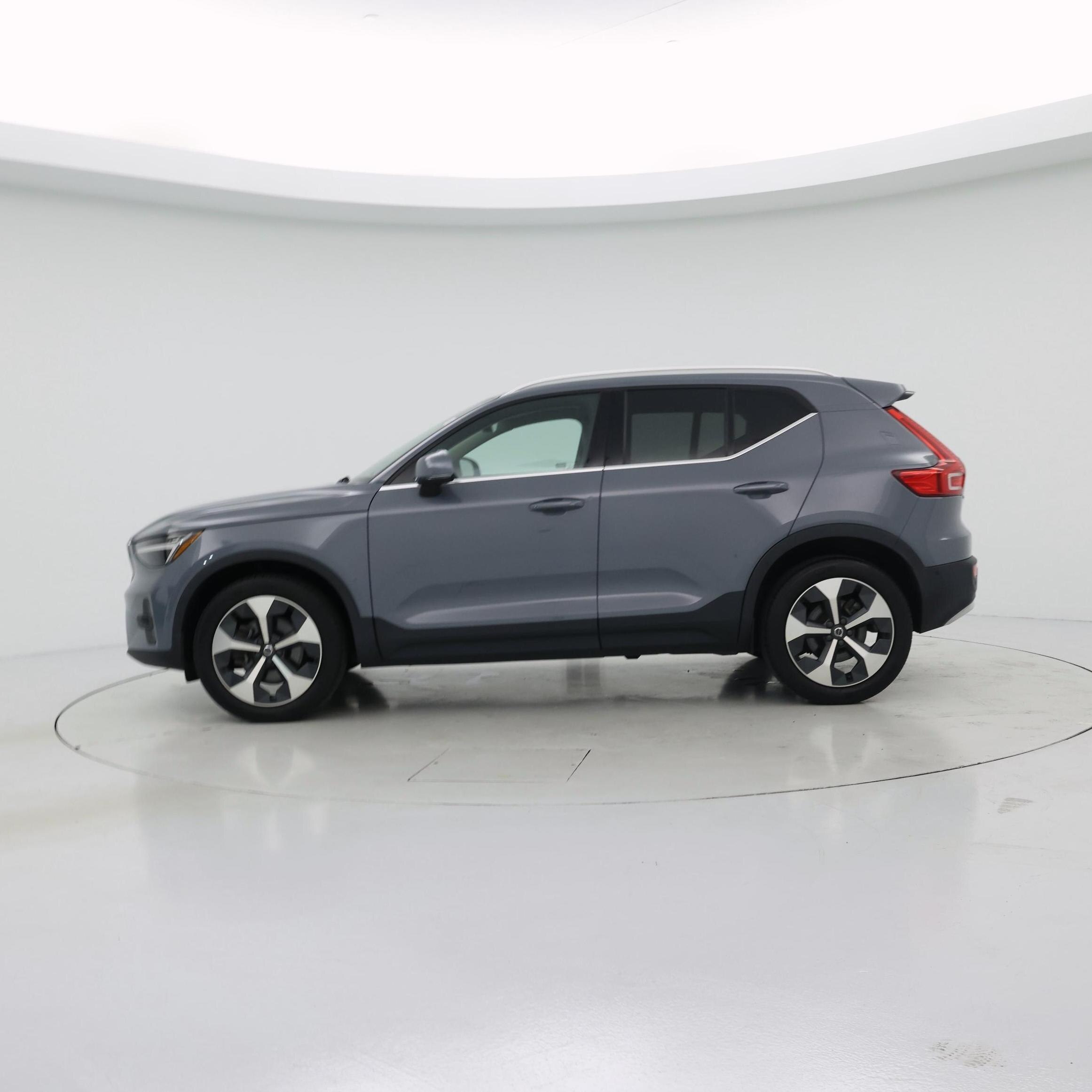Thumbnail: 2023 Volvo XC40 - 3