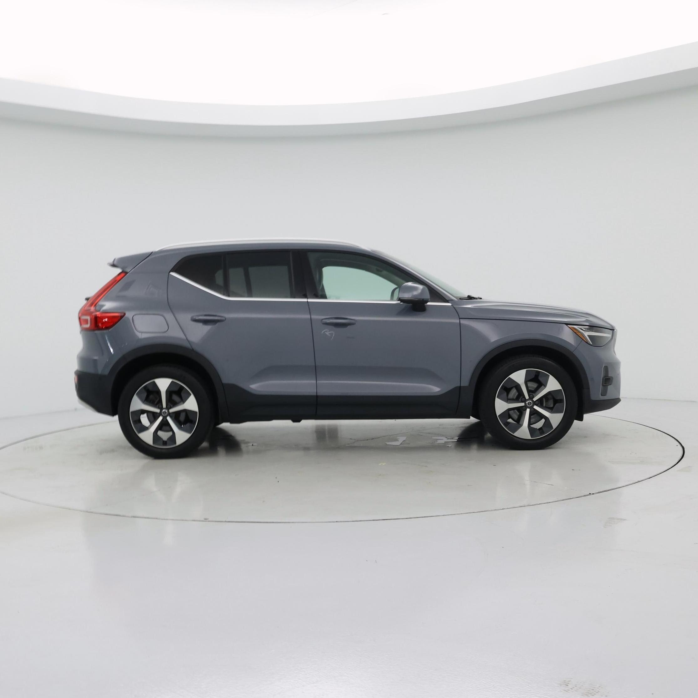 Thumbnail: 2023 Volvo XC40 - 7