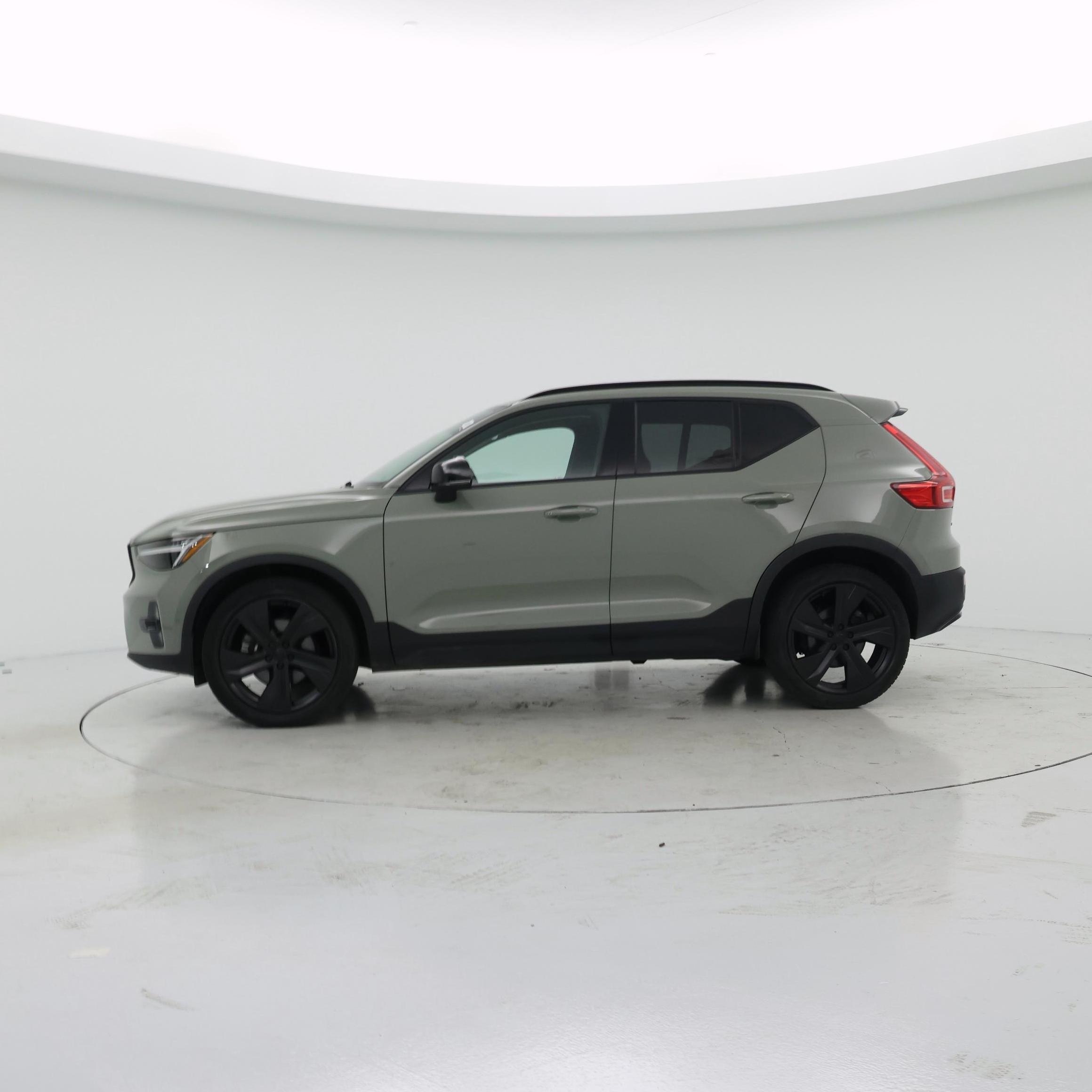 Thumbnail: 2023 Volvo XC40 - 3