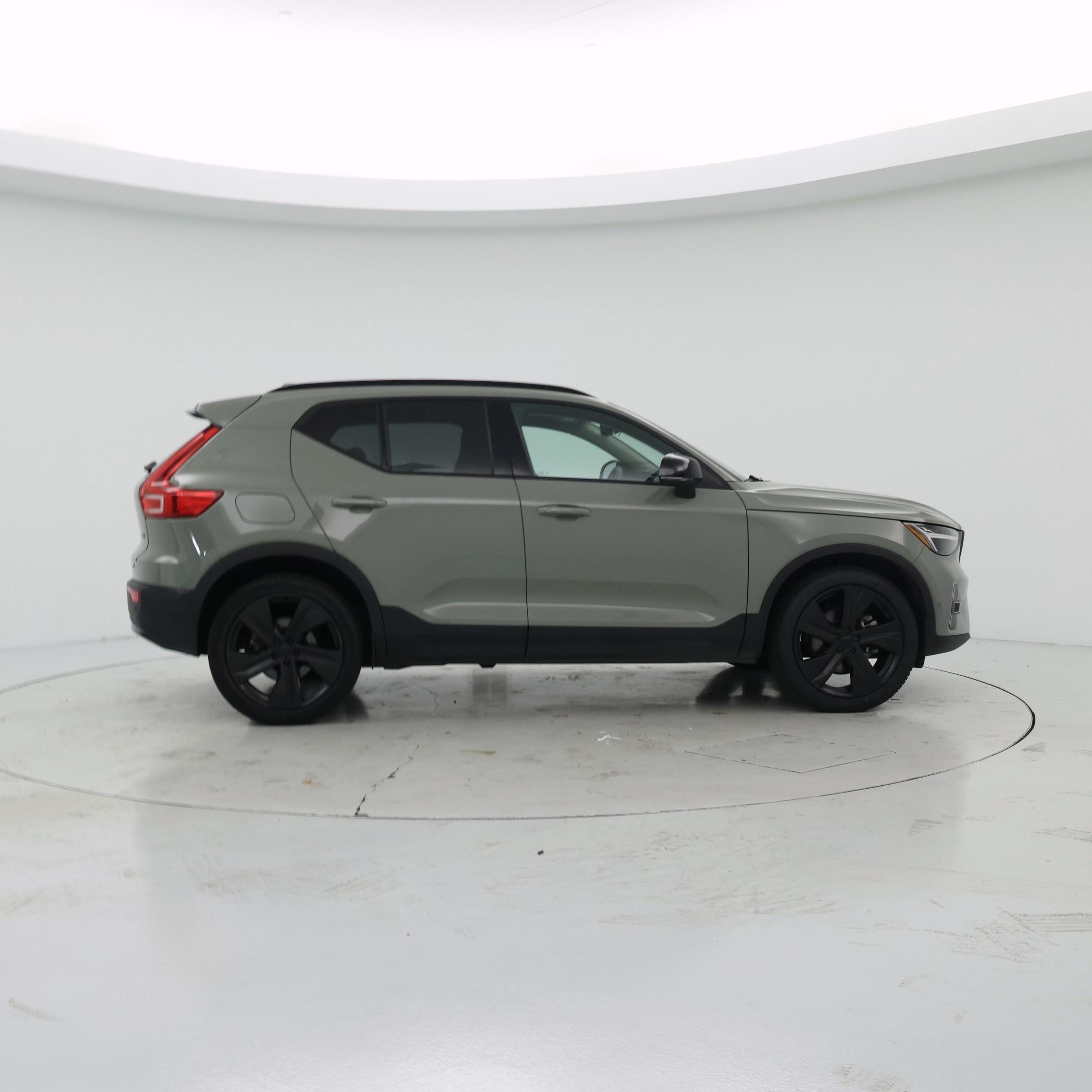 Thumbnail: 2023 Volvo XC40 - 7