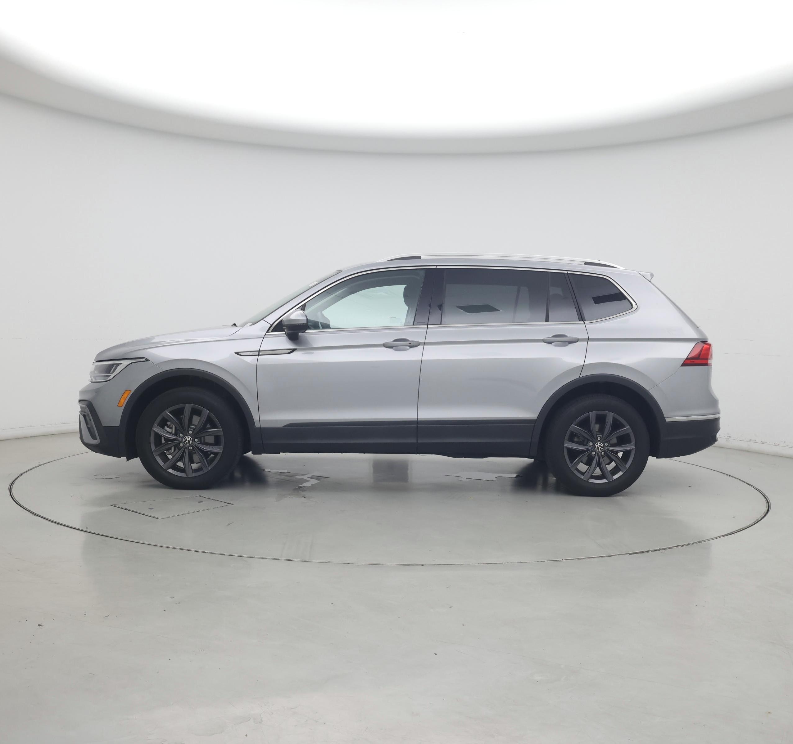 Thumbnail: 2023 Volkswagen Tiguan - 3