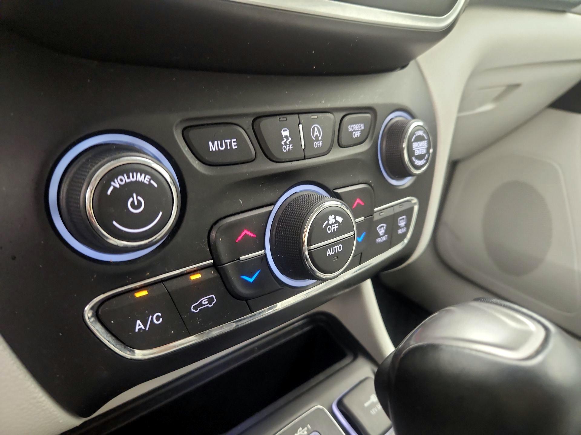 Thumbnail: 2020 Jeep Cherokee - 16