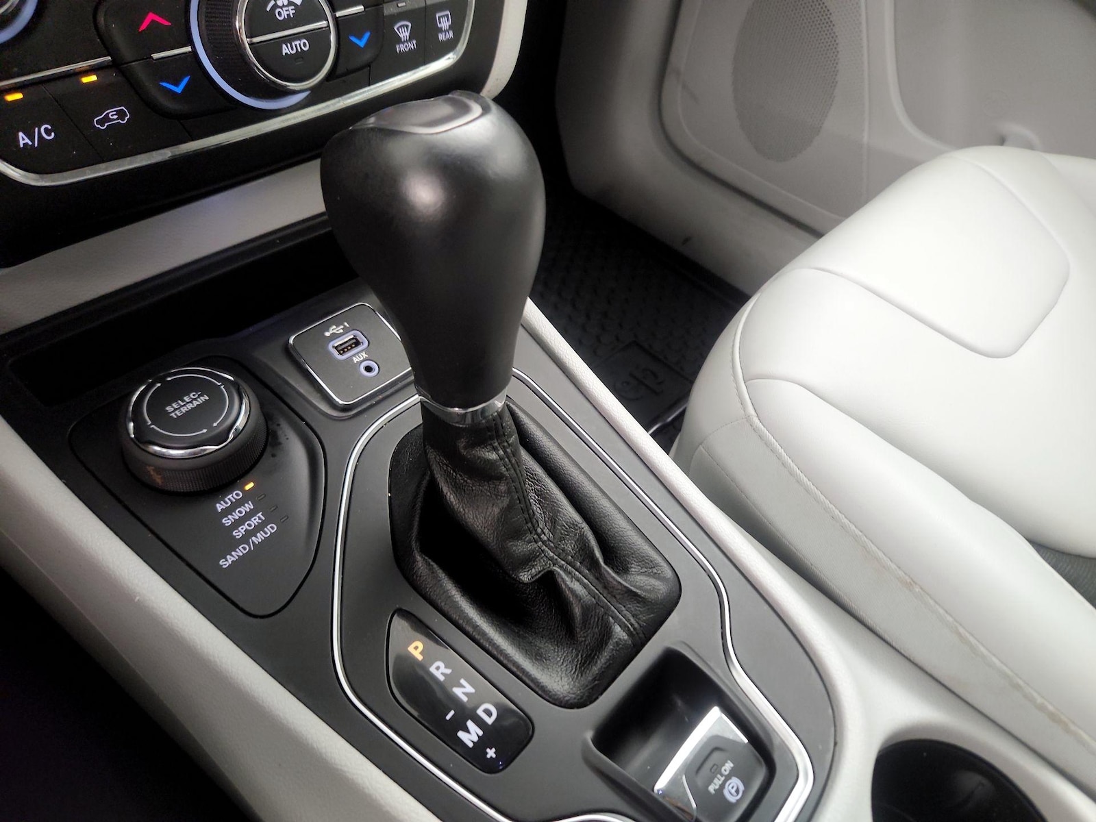 2020 Jeep Cherokee Latitude Plus - Photo 18