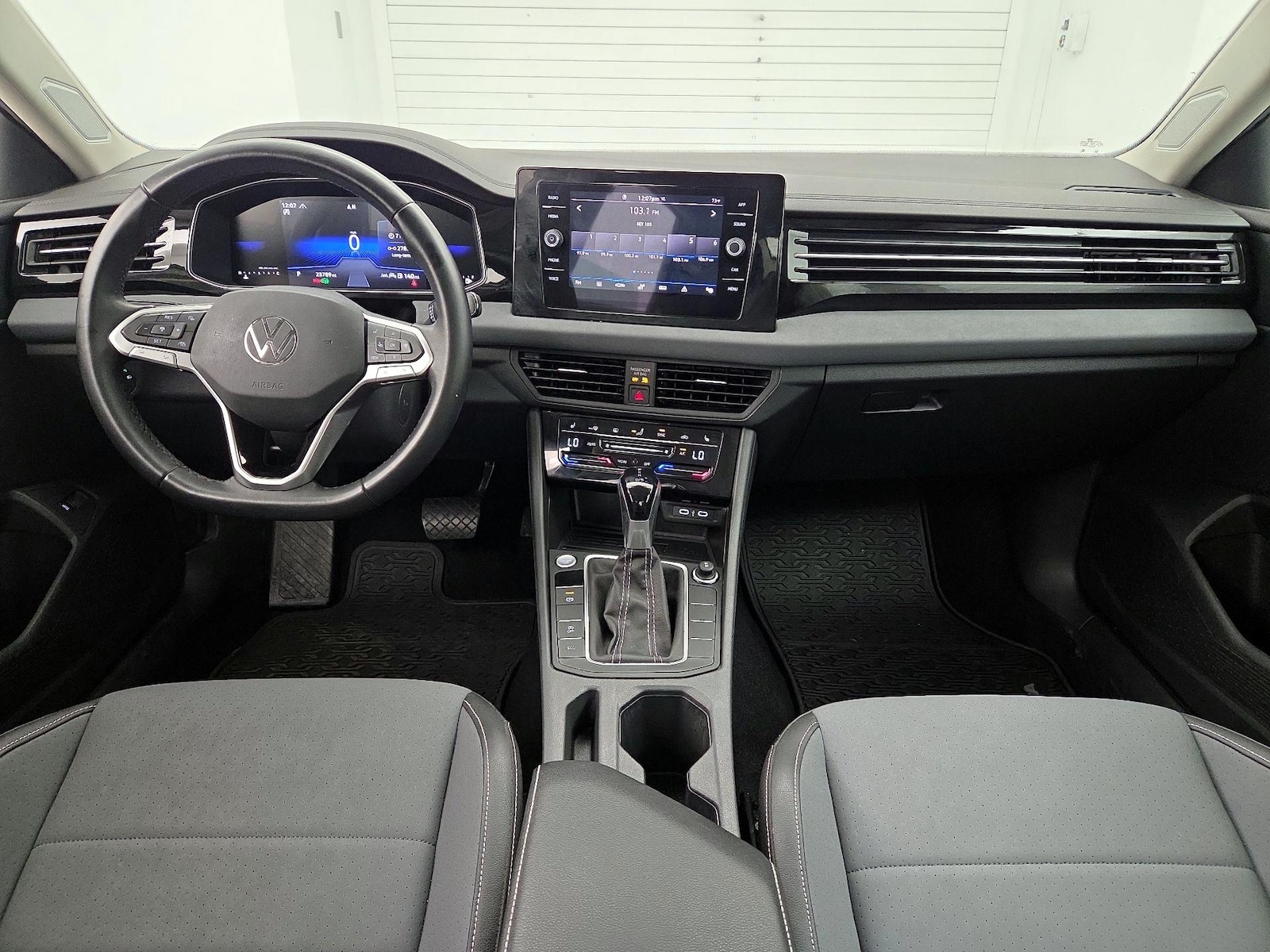 2025 Volkswagen Jetta SE - Photo 10