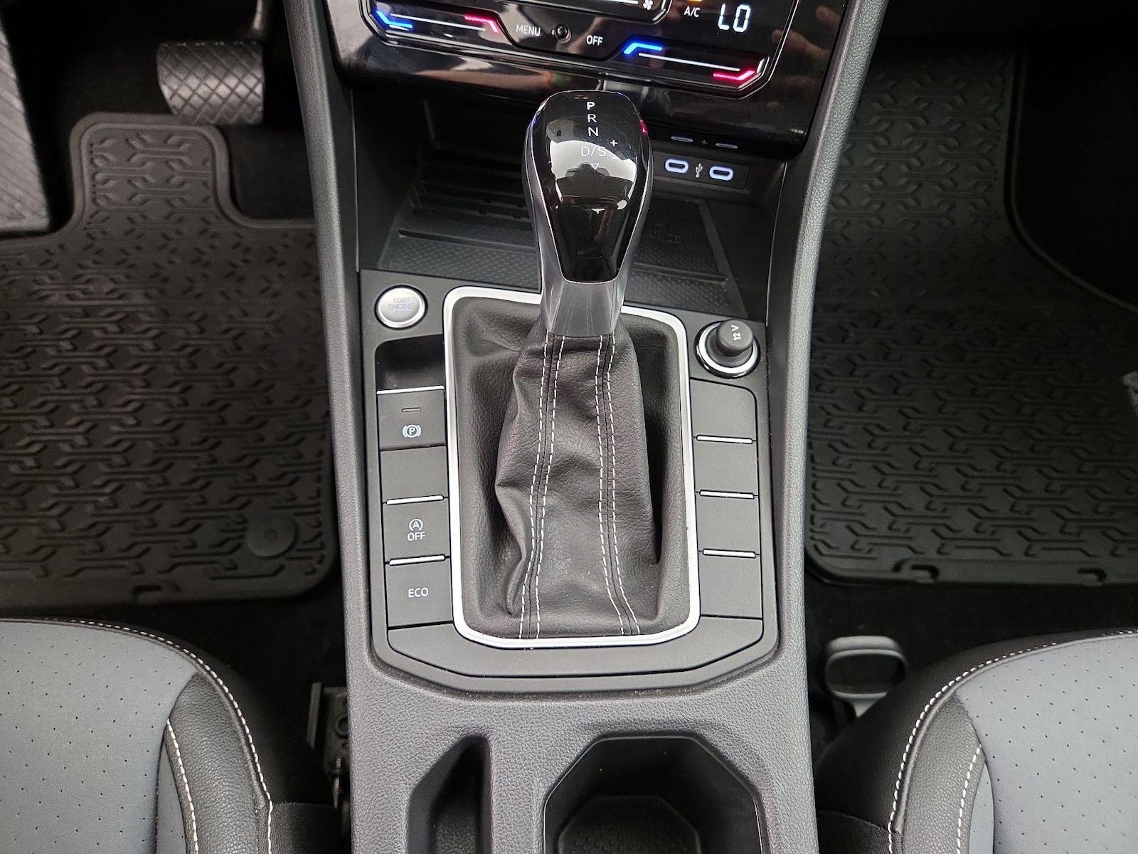 2025 Volkswagen Jetta SE - Photo 18
