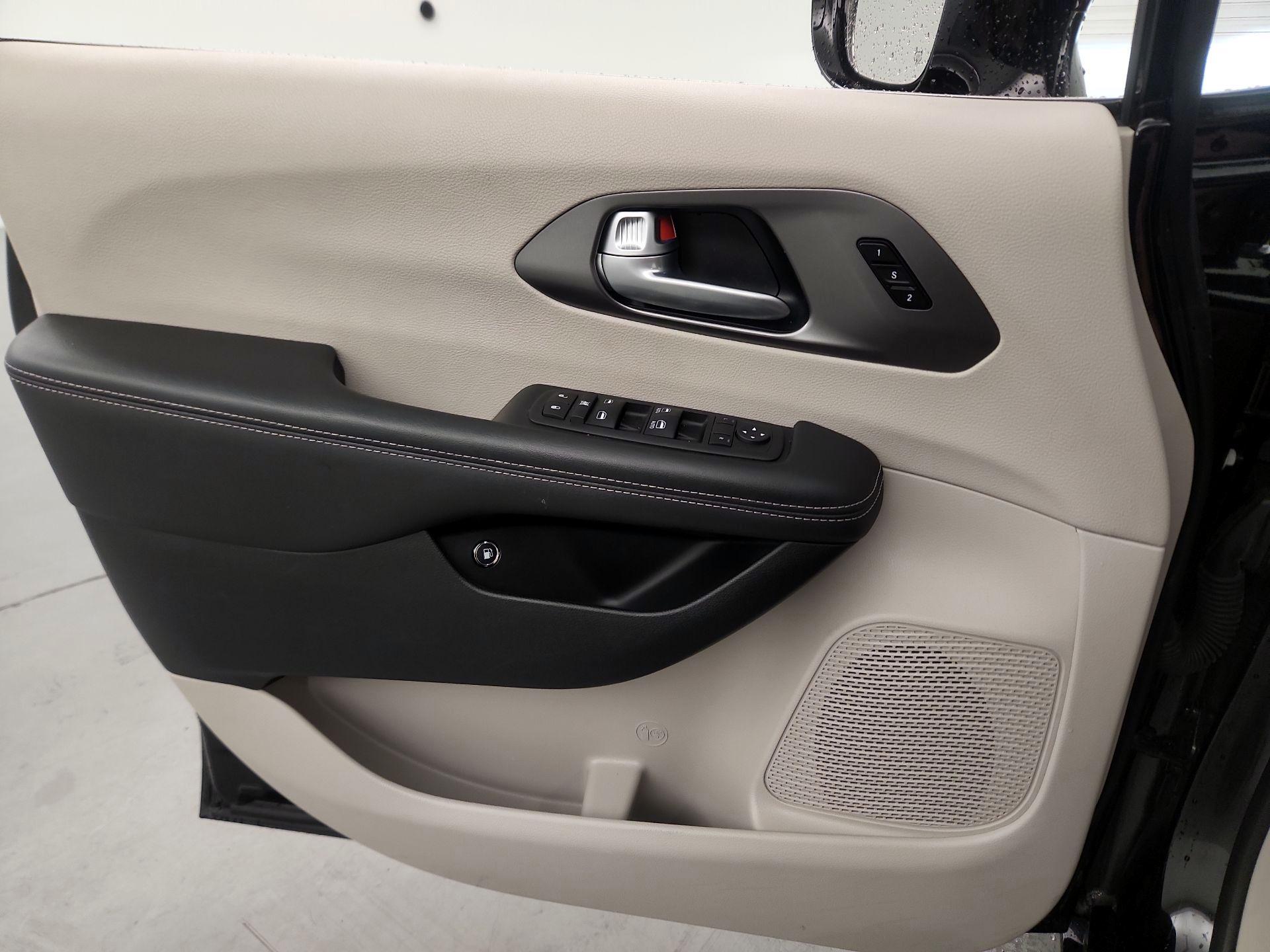 Thumbnail: 2024 Chrysler Pacifica - 12
