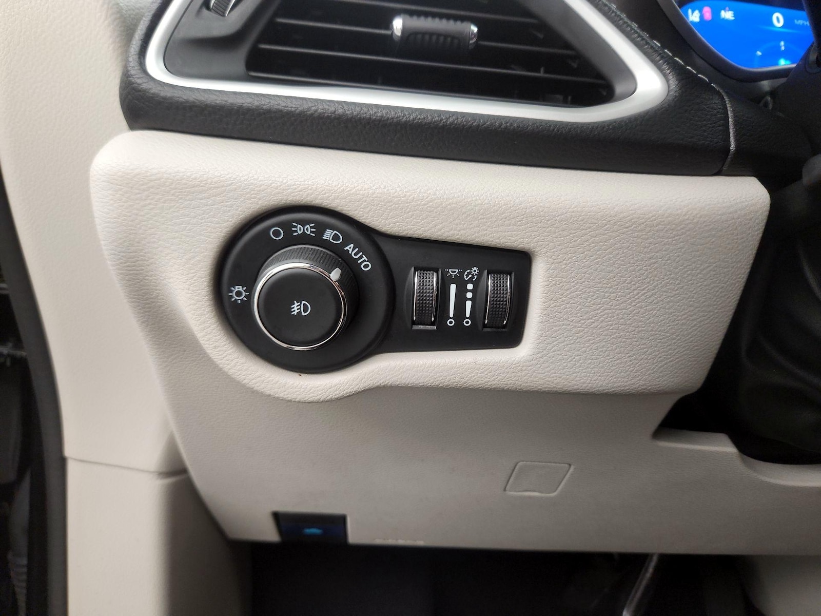 2024 Chrysler Pacifica PHEV Select - Photo 14