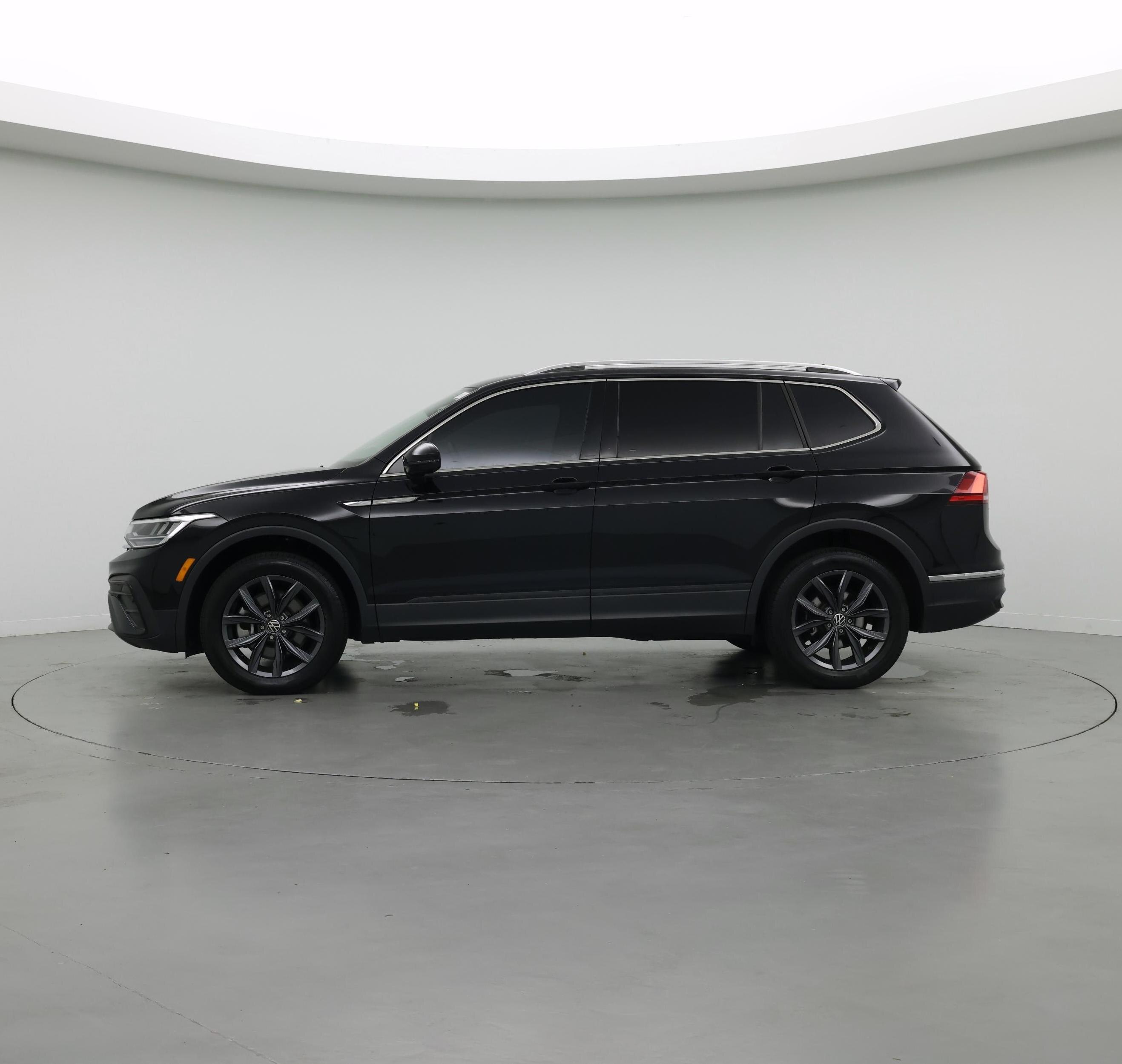 Thumbnail: 2023 Volkswagen Tiguan - 3