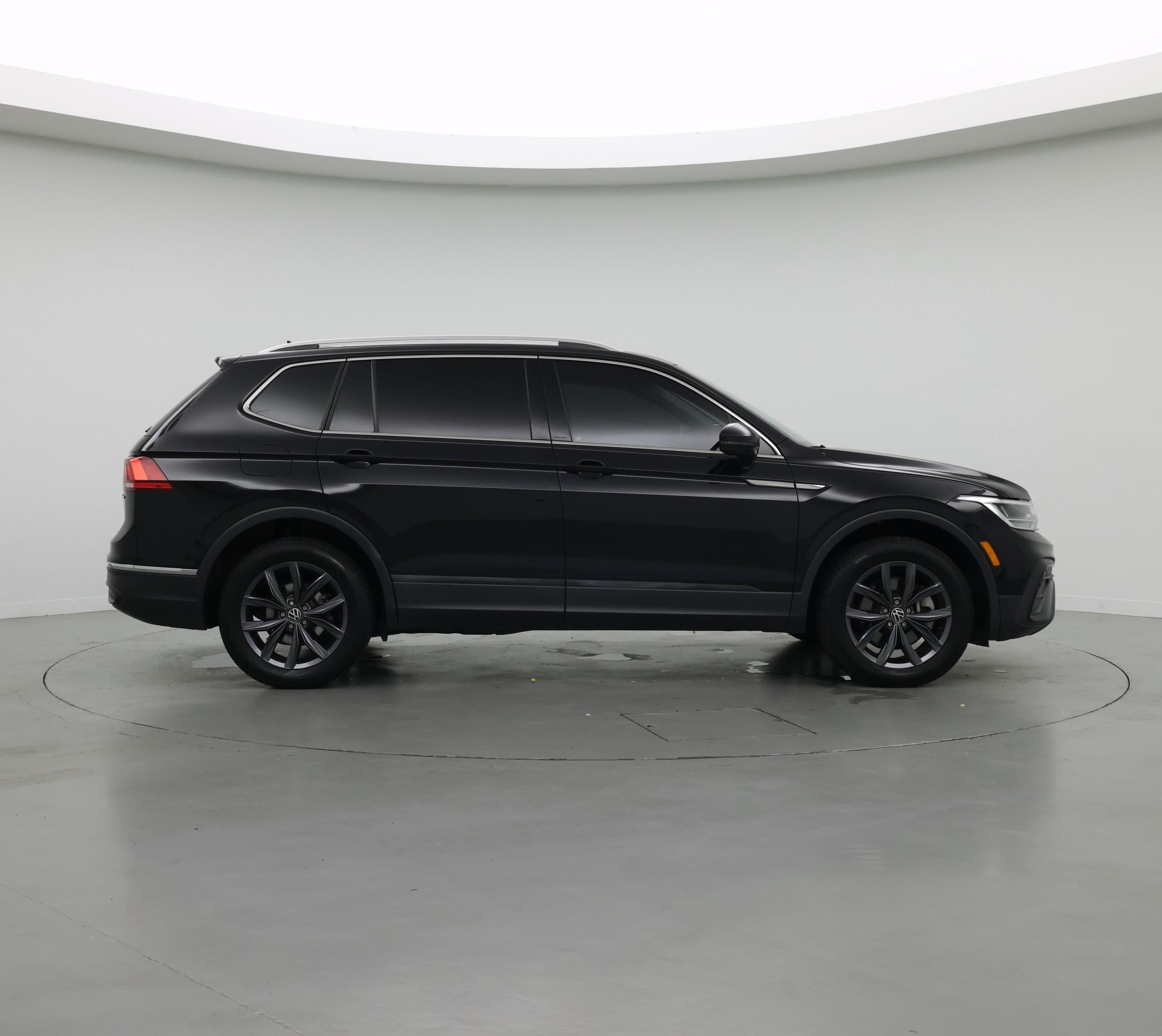 Thumbnail: 2023 Volkswagen Tiguan - 7