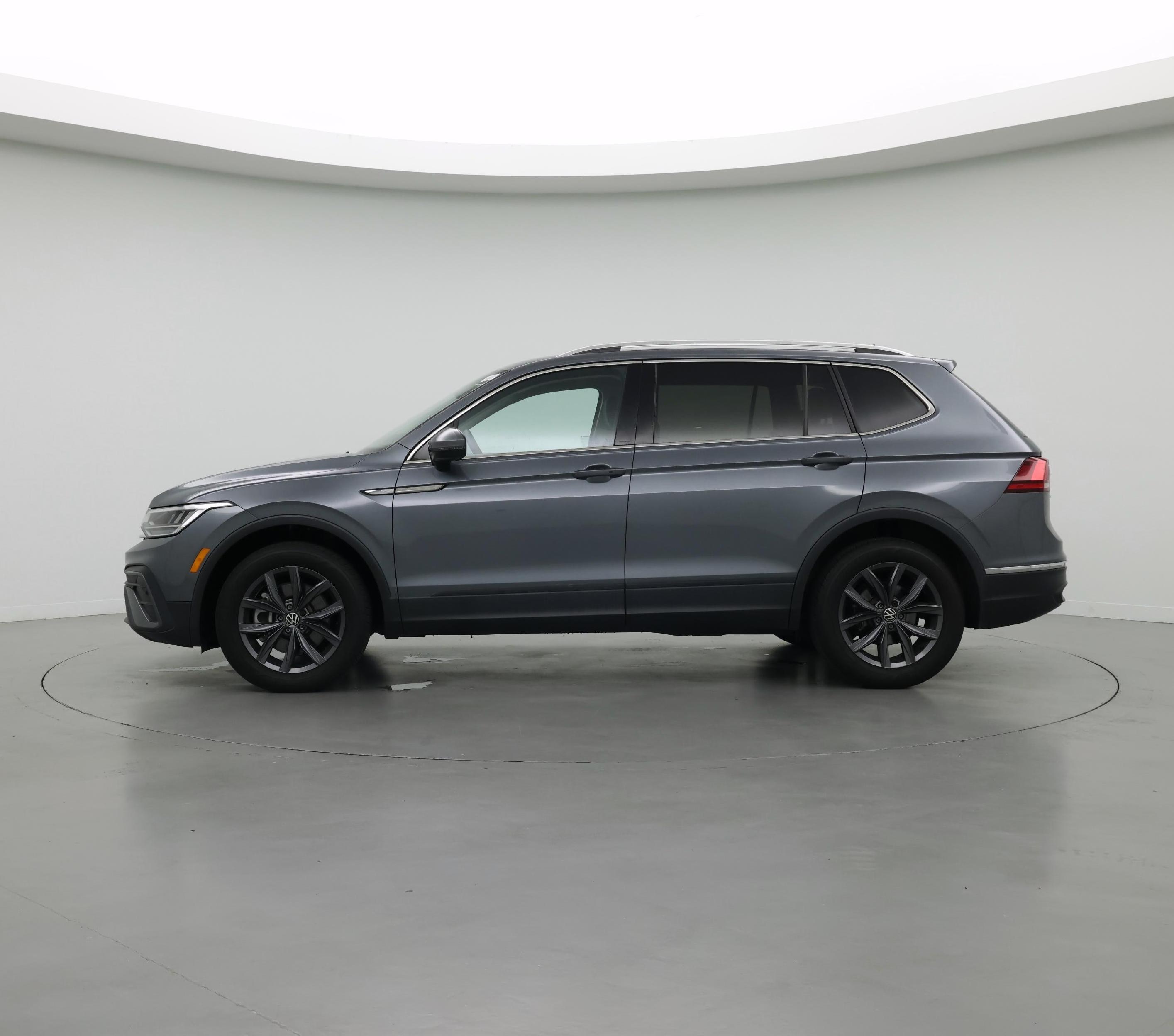 Thumbnail: 2023 Volkswagen Tiguan - 3