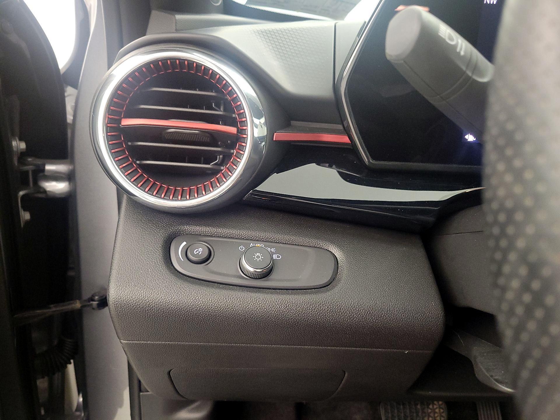Thumbnail: 2025 Chevrolet Trax - 11