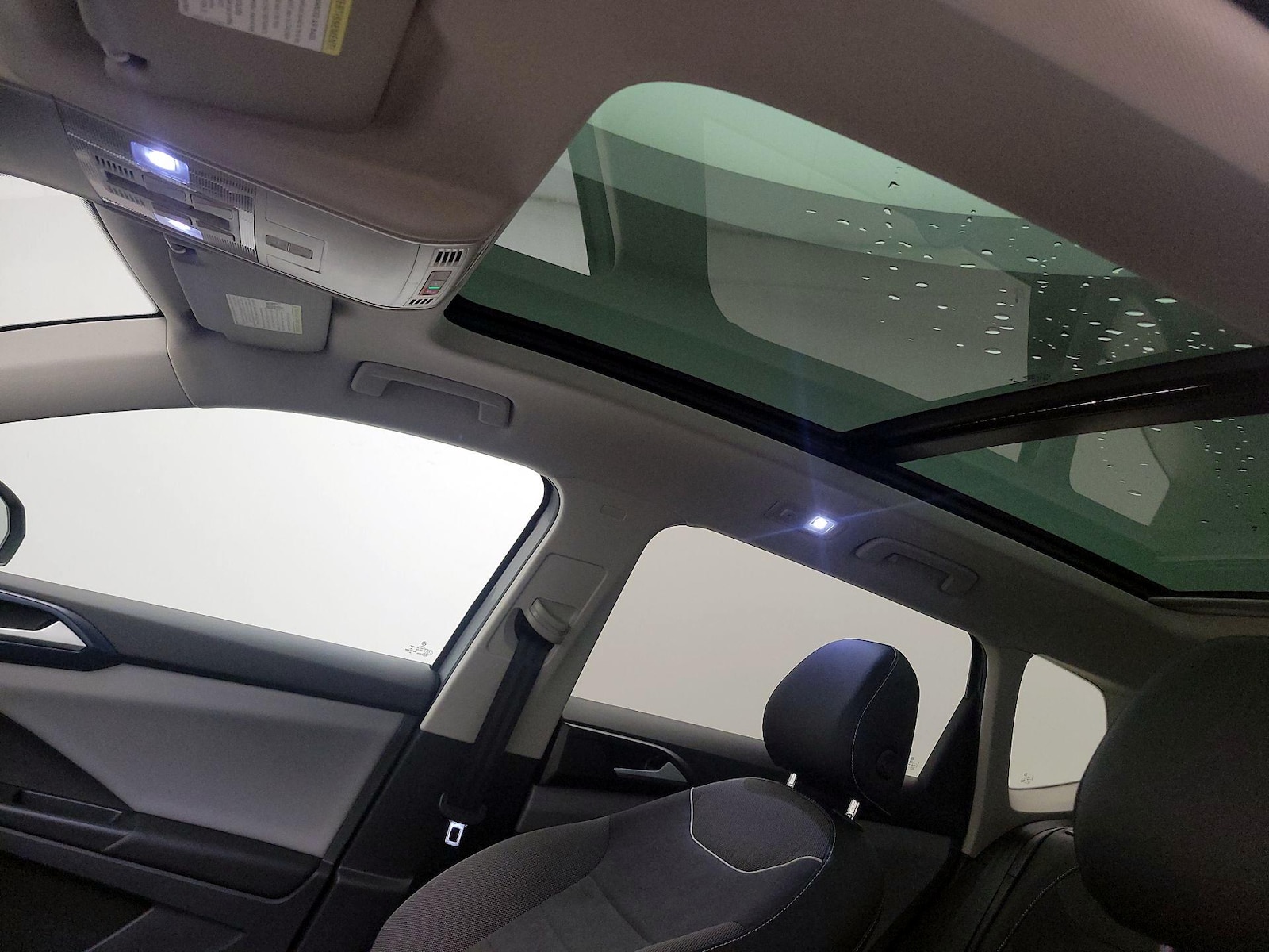 2023 Volkswagen Taos SE - Photo 18