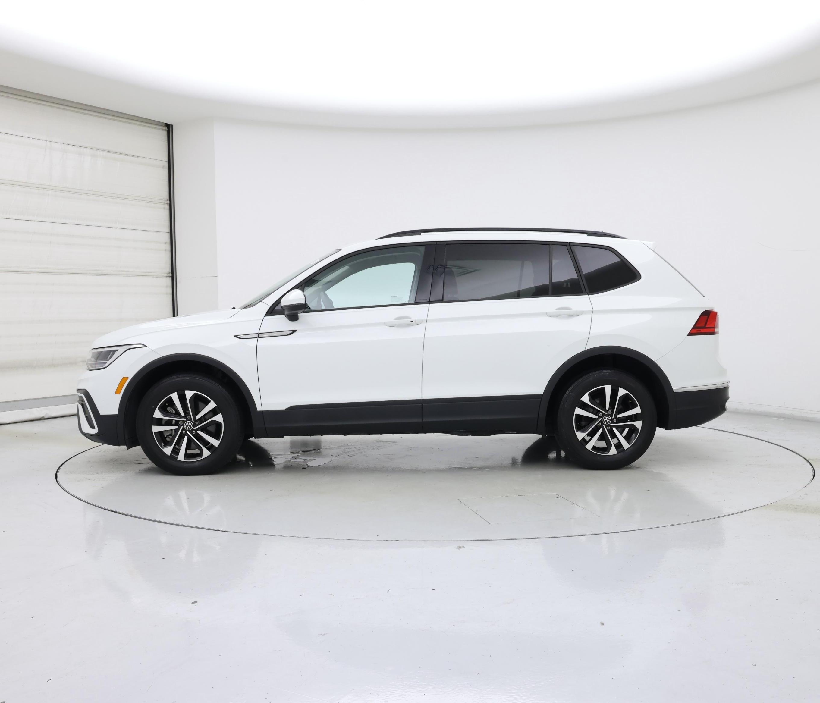Thumbnail: 2023 Volkswagen Tiguan - 3