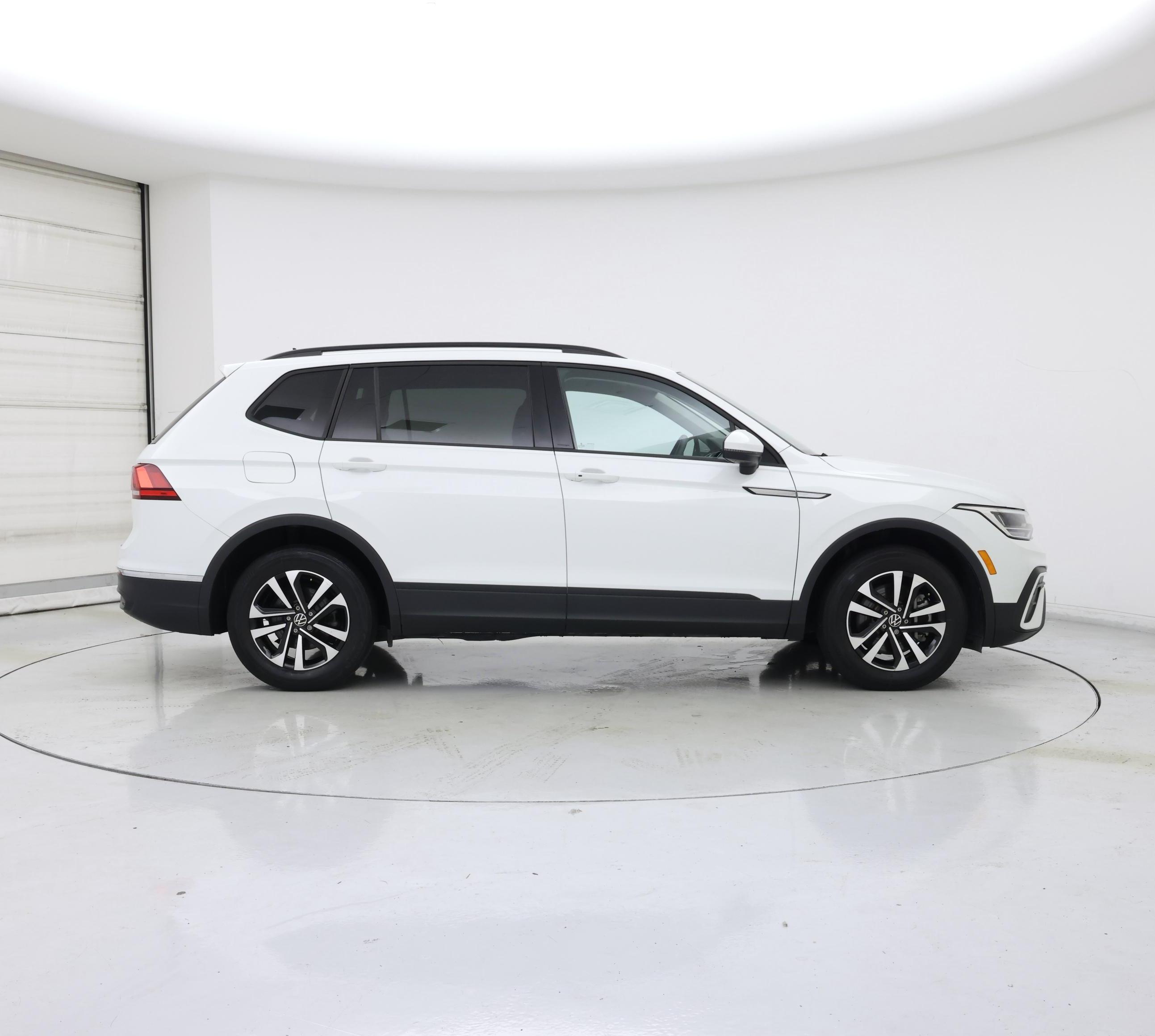 Thumbnail: 2023 Volkswagen Tiguan - 7