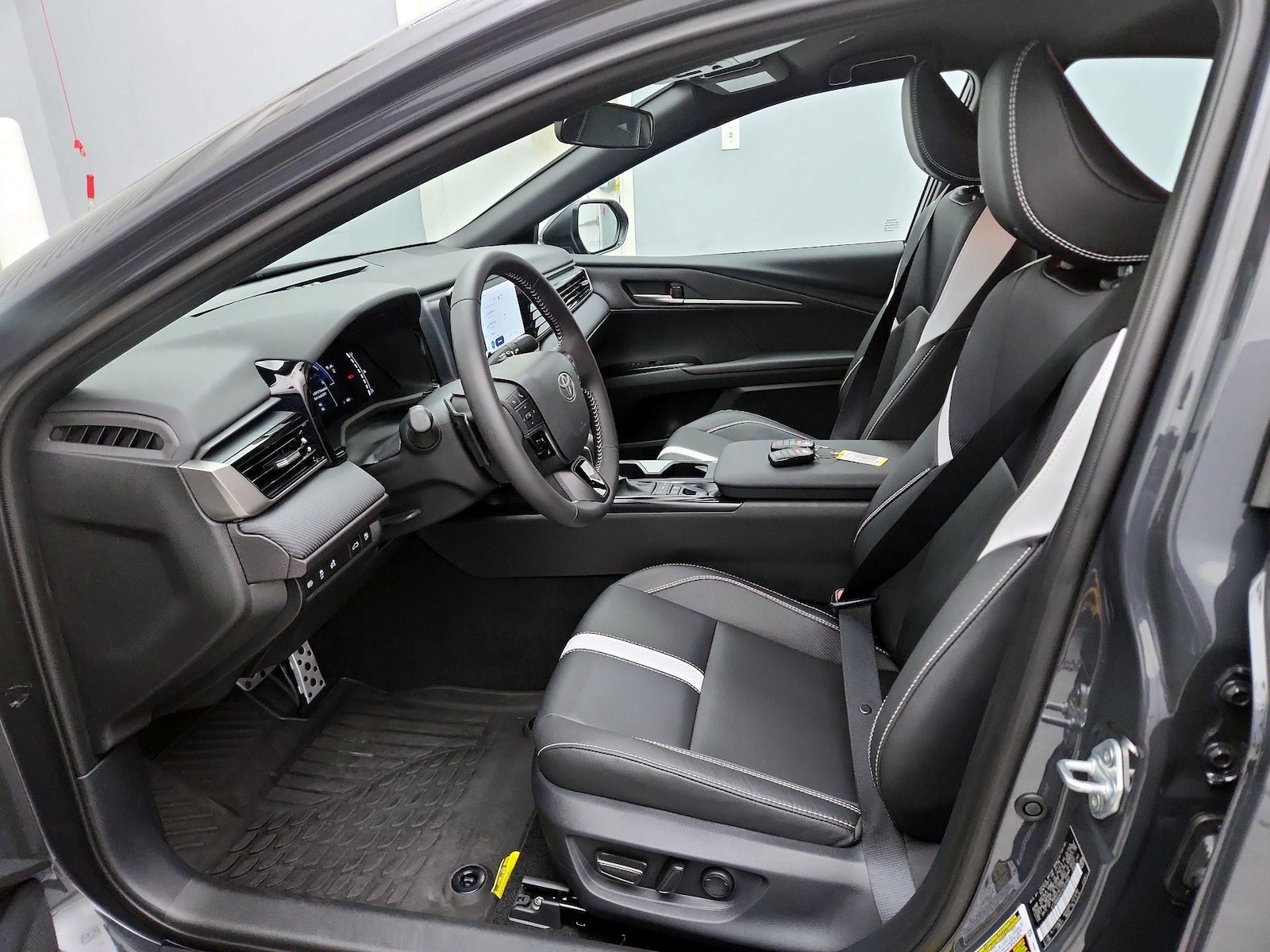 2026 Toyota Camry SE - Photo 12