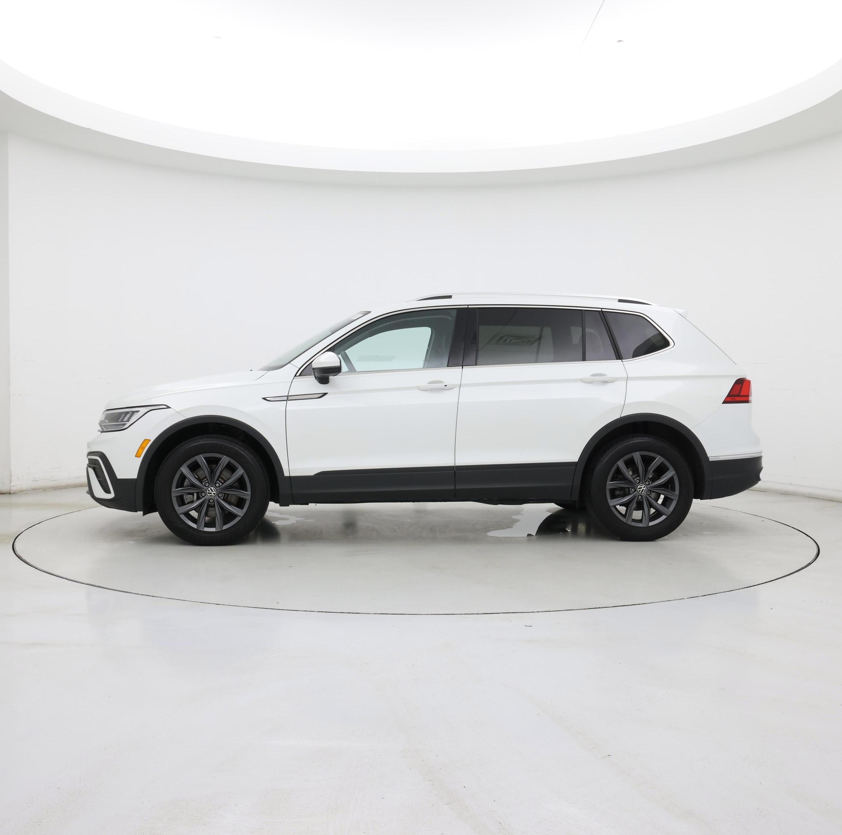 Thumbnail: 2023 Volkswagen Tiguan - 3