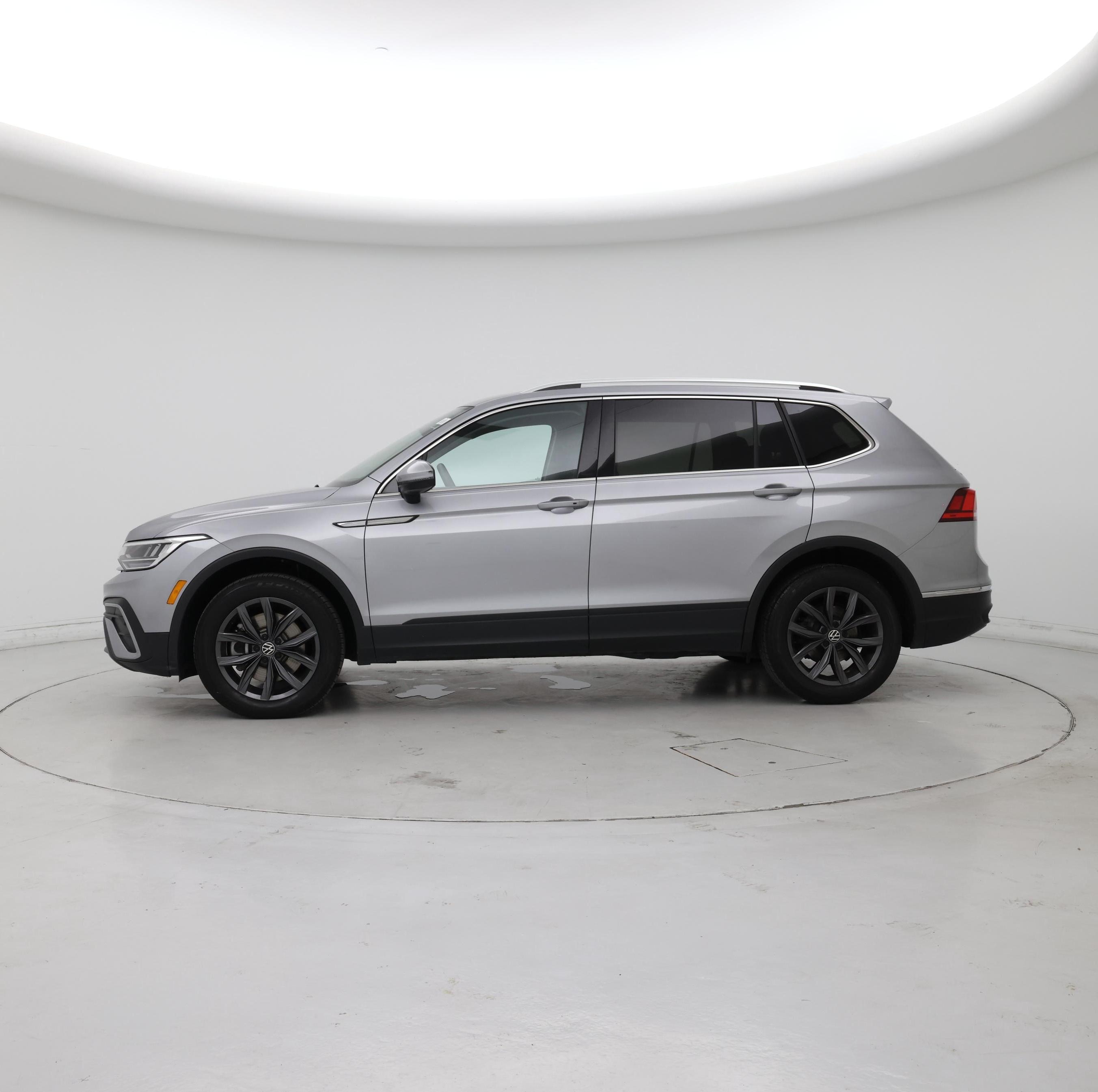 Thumbnail: 2023 Volkswagen Tiguan - 3