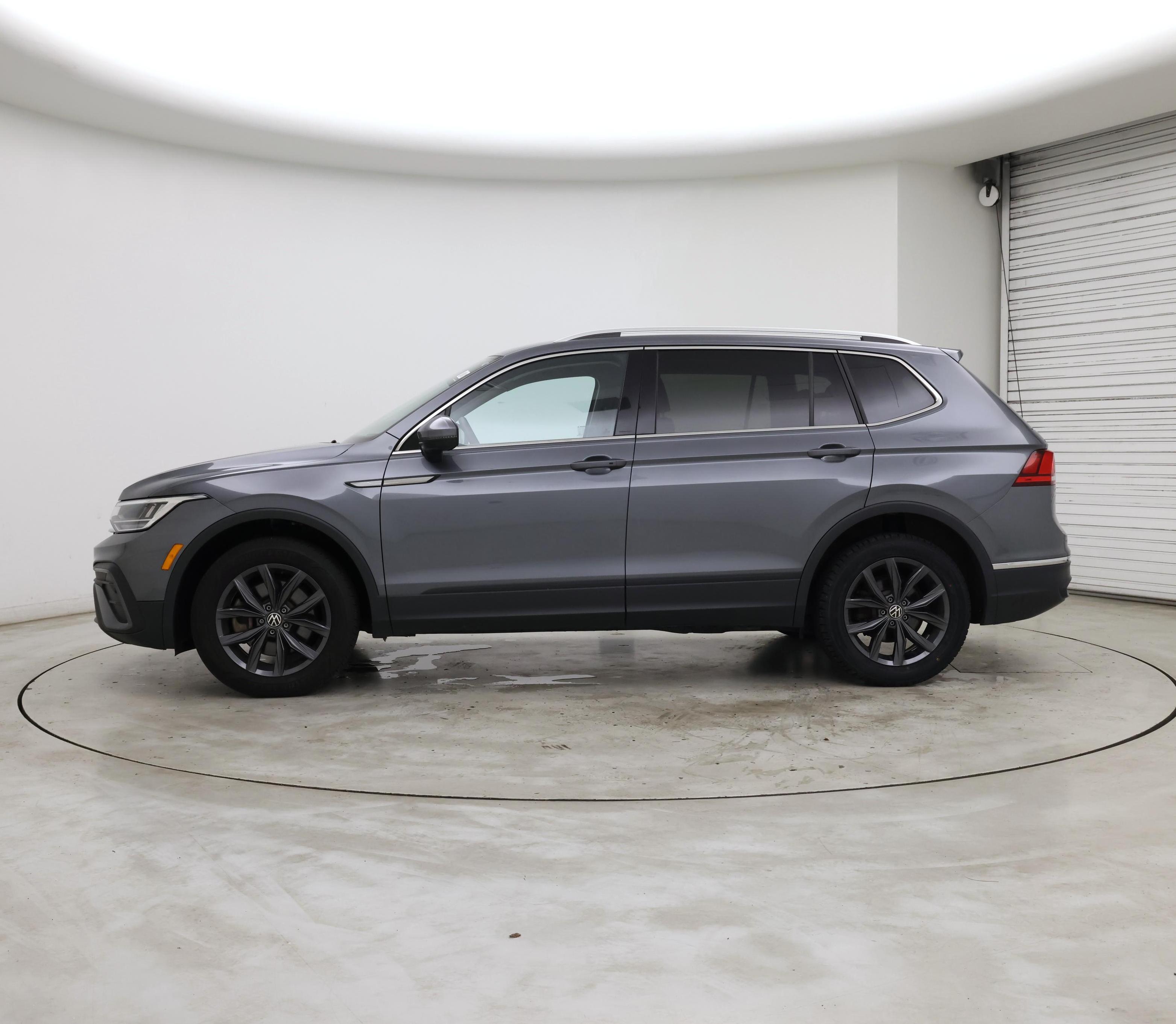 Thumbnail: 2023 Volkswagen Tiguan - 3