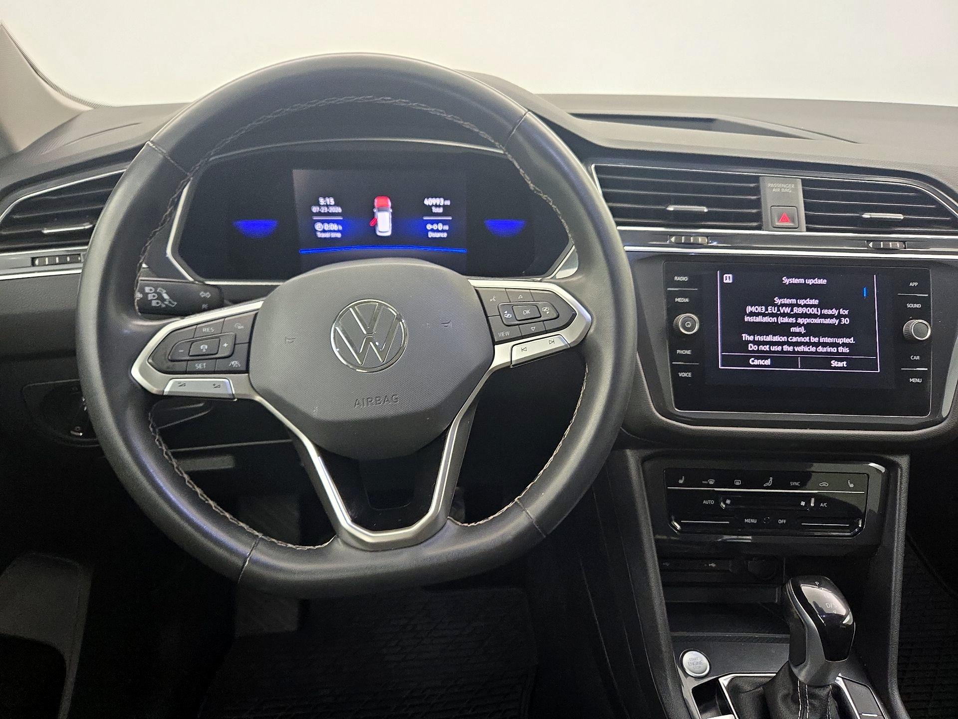 Thumbnail: 2023 Volkswagen Tiguan - 10