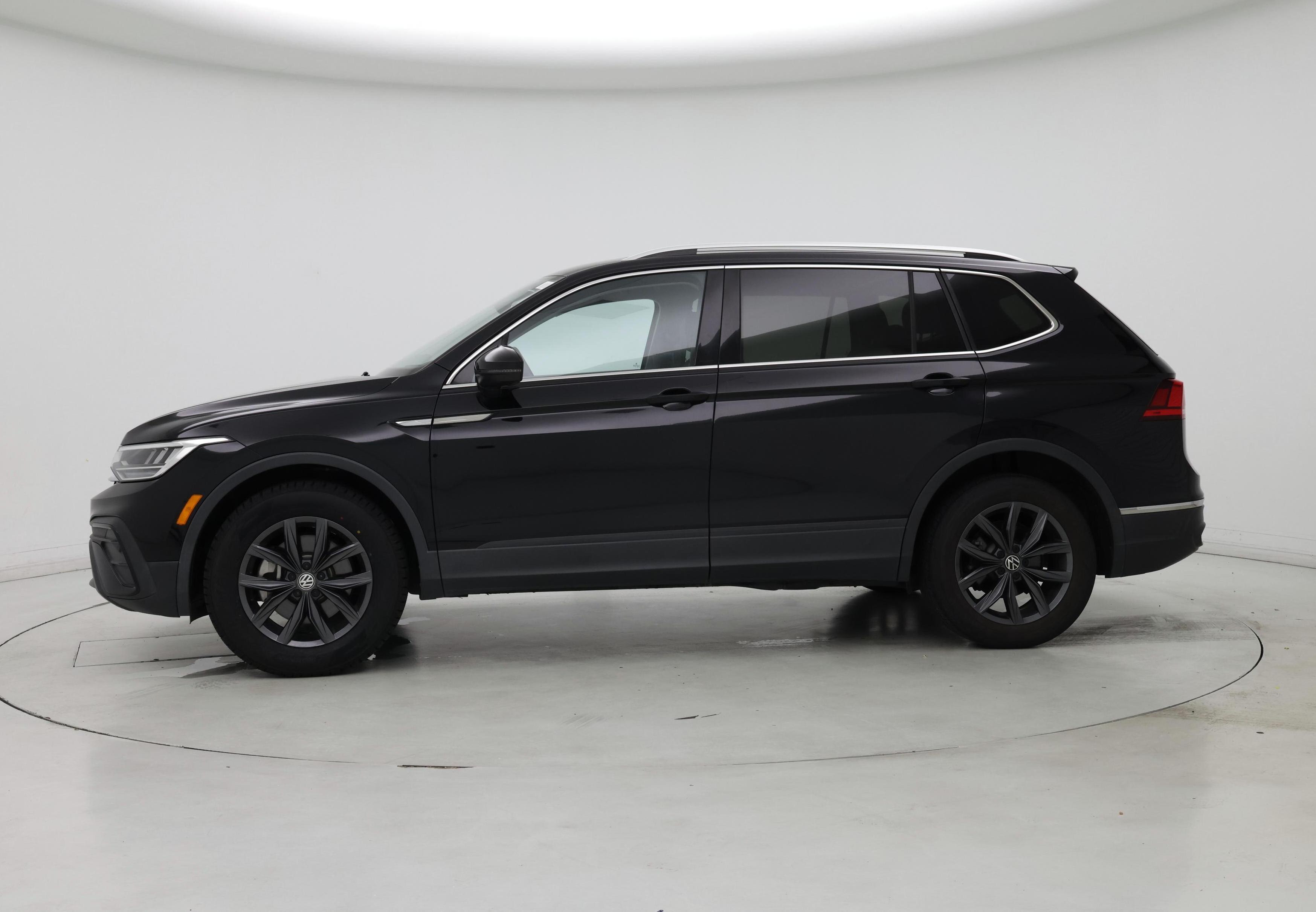 Thumbnail: 2023 Volkswagen Tiguan - 3
