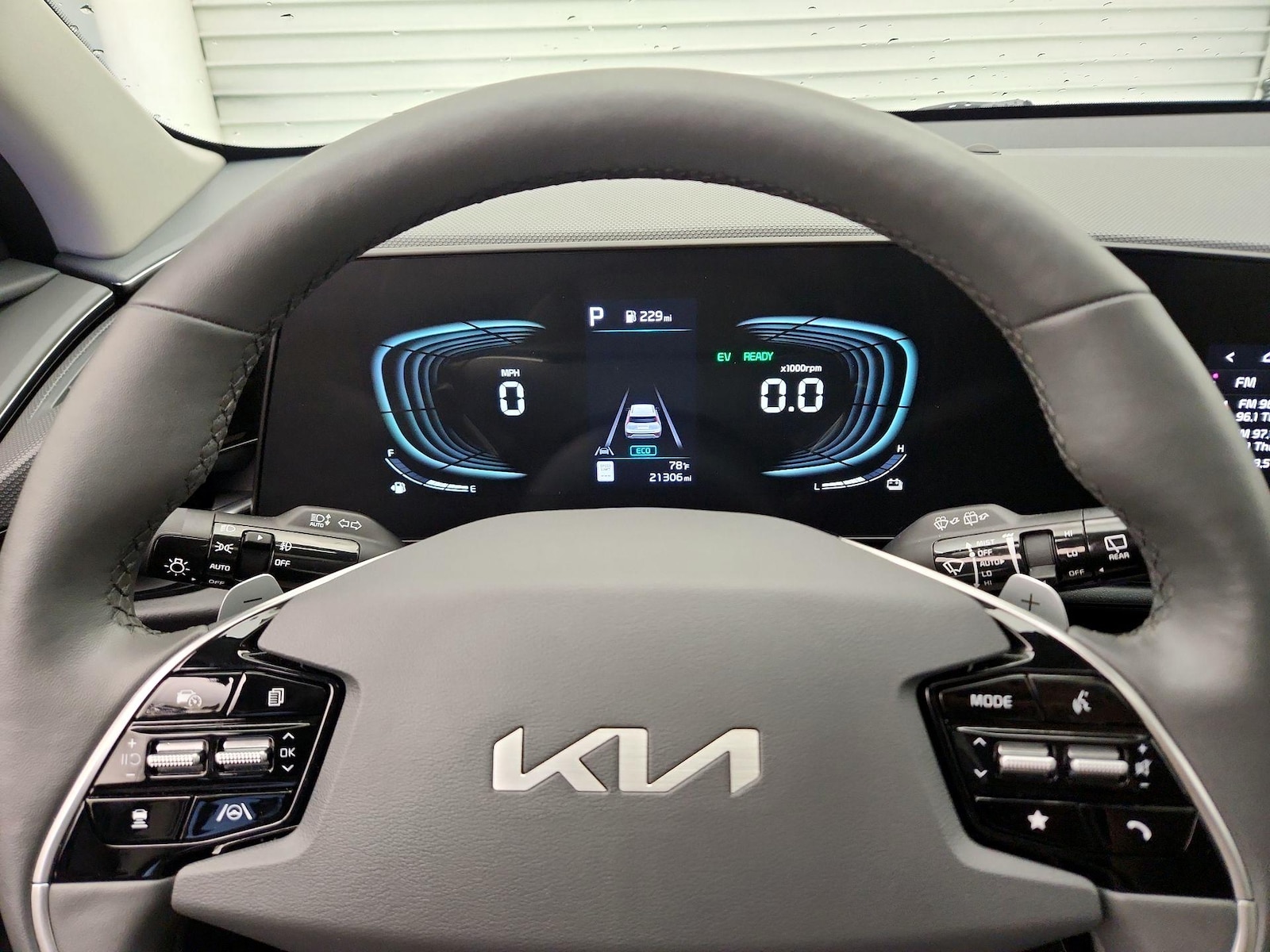2024 Kia Niro SX Touring - Photo 11