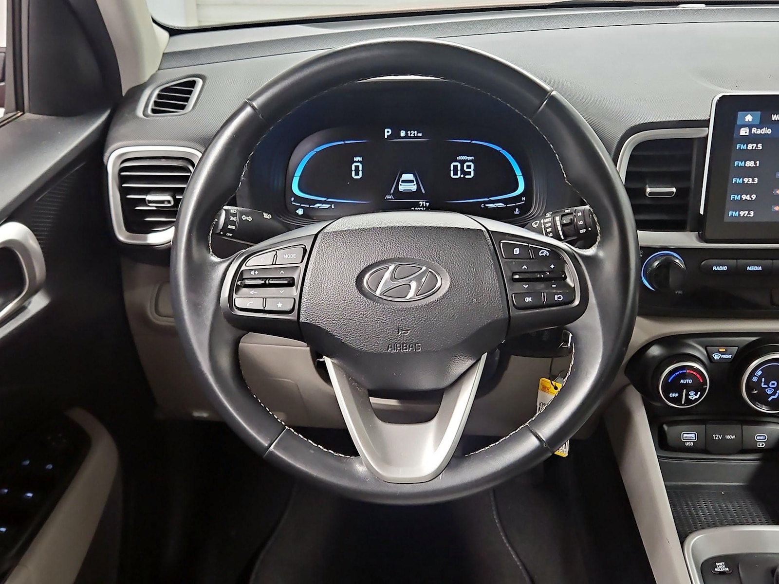 2023 Hyundai Venue SEL - Photo 11