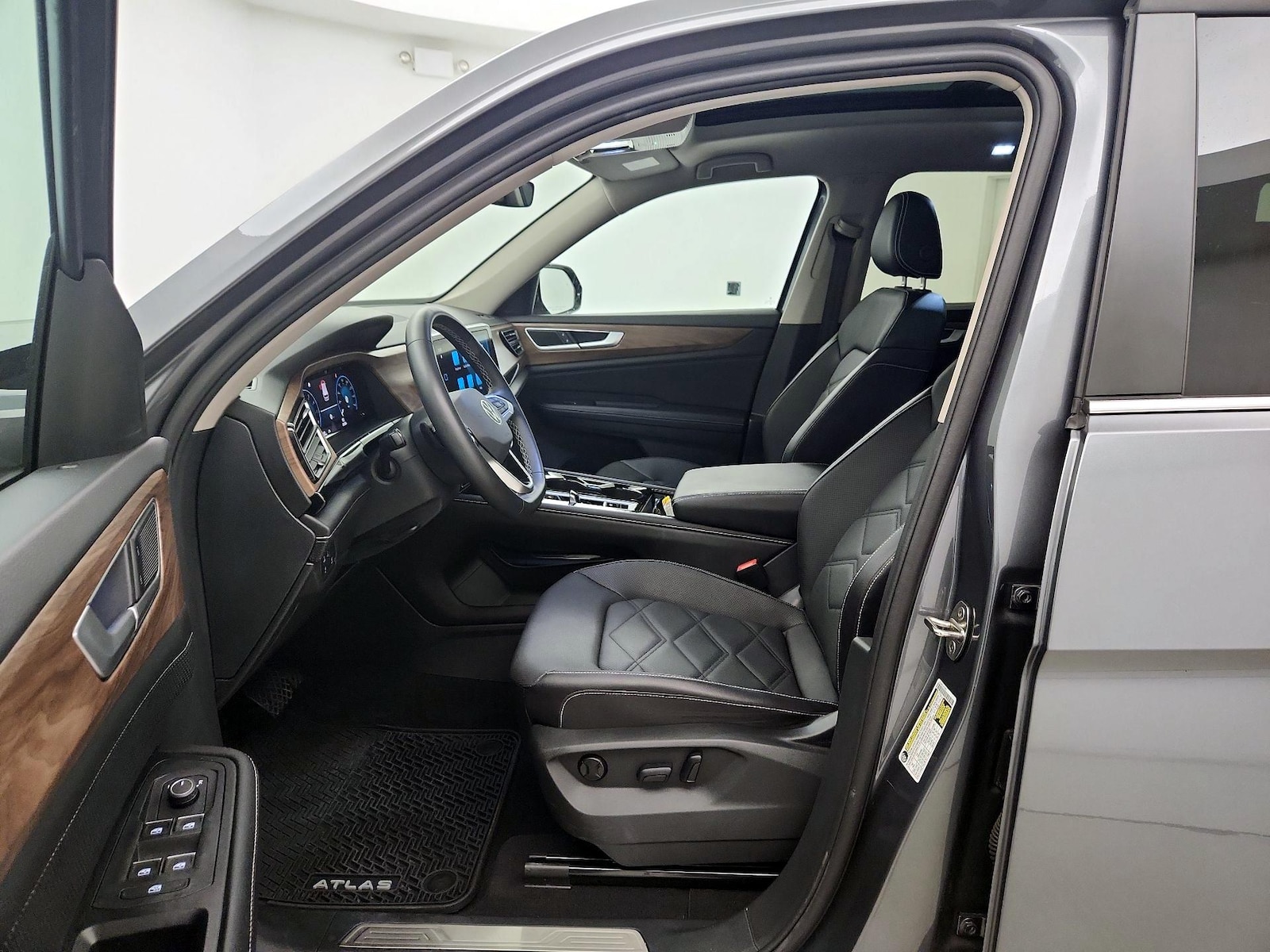 2024 Volkswagen Atlas SE w/Tech - Photo 10