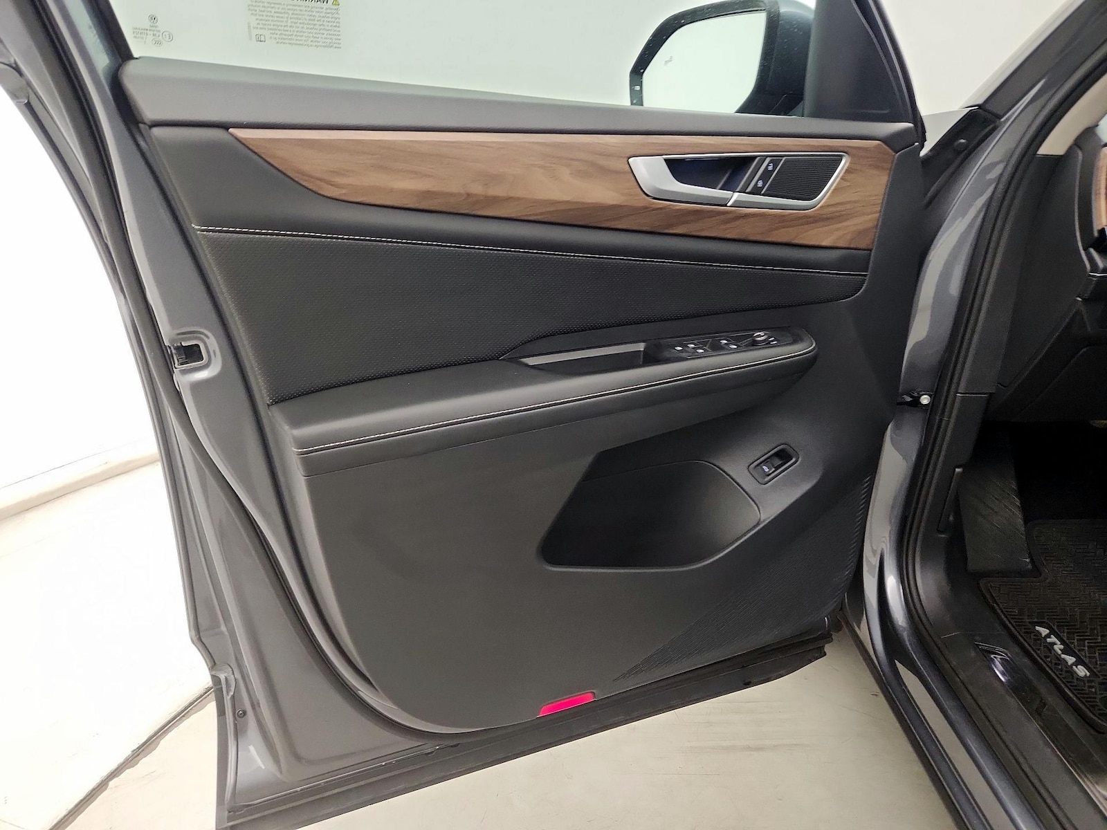 2024 Volkswagen Atlas SE w/Tech - Photo 11