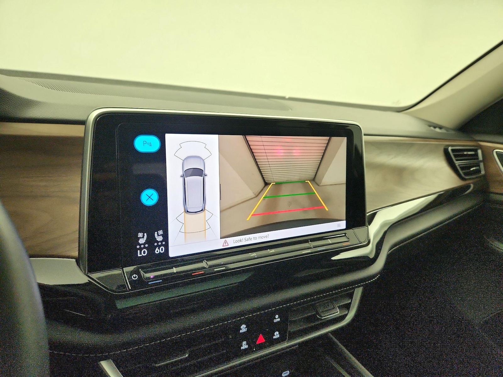 2024 Volkswagen Atlas SE w/Tech - Photo 12