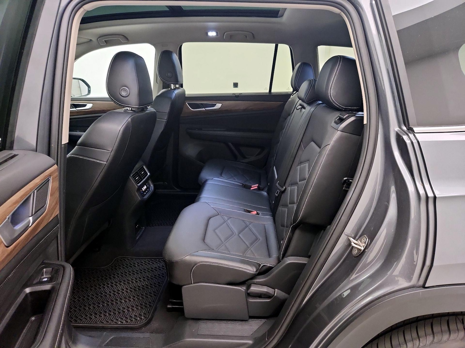 2024 Volkswagen Atlas SE w/Tech - Photo 18