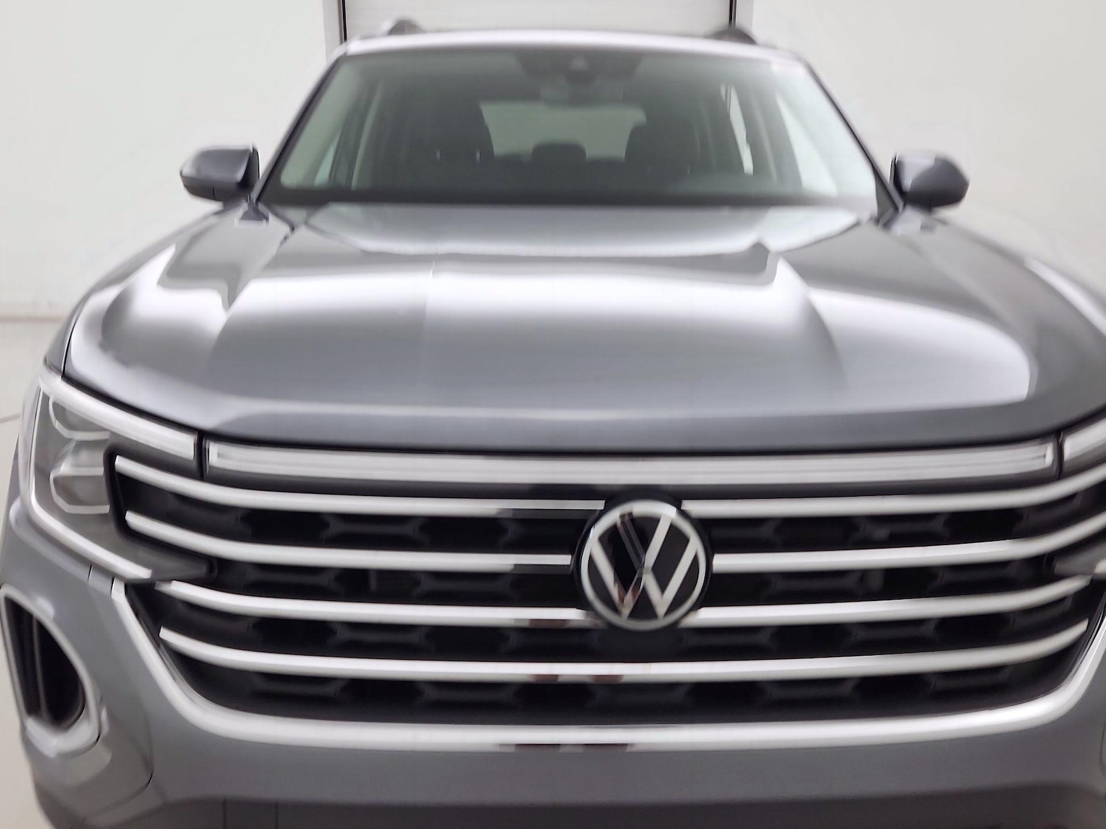 2024 Volkswagen Atlas SE w/Tech - Photo 2