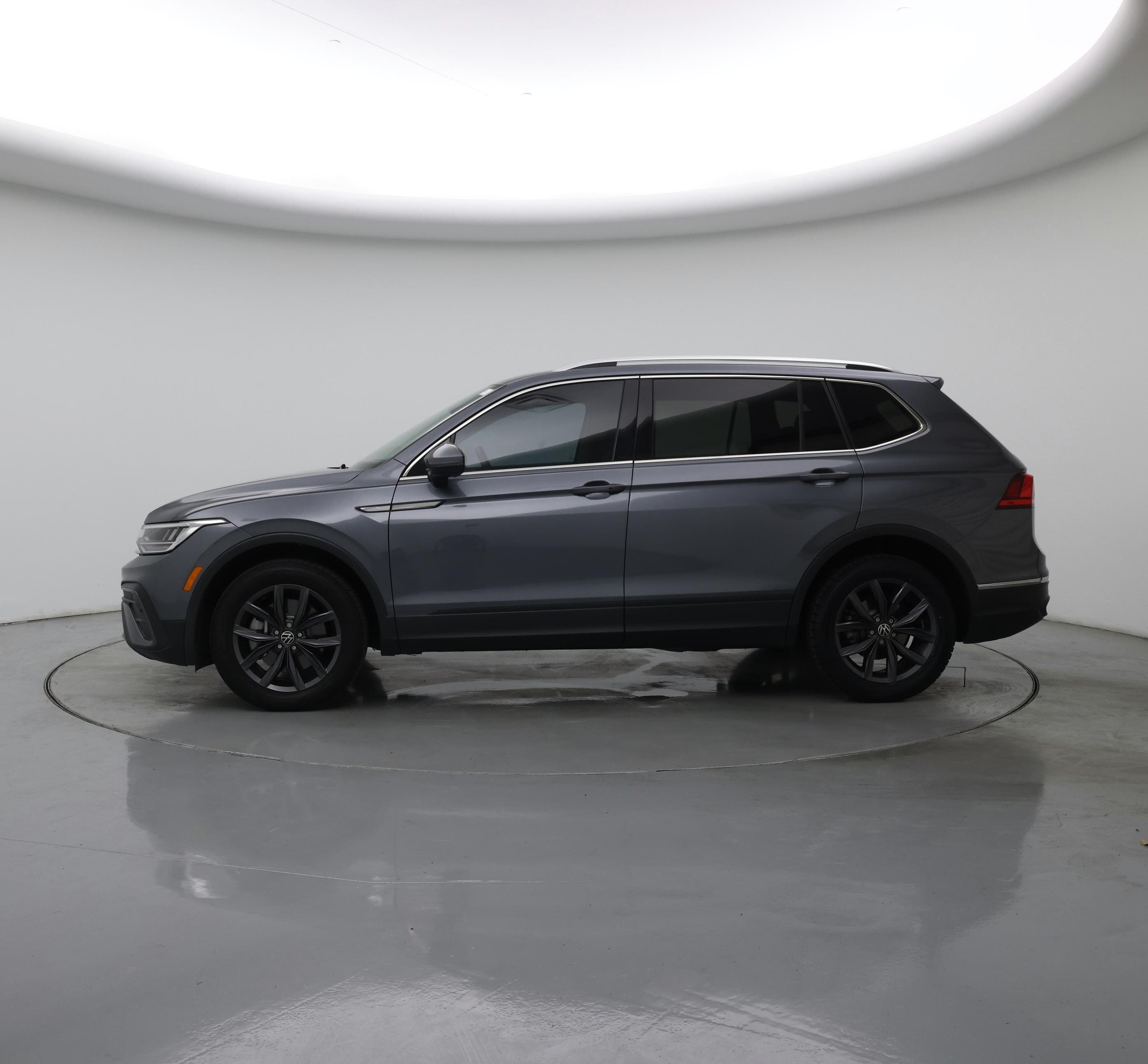 Thumbnail: 2023 Volkswagen Tiguan - 3