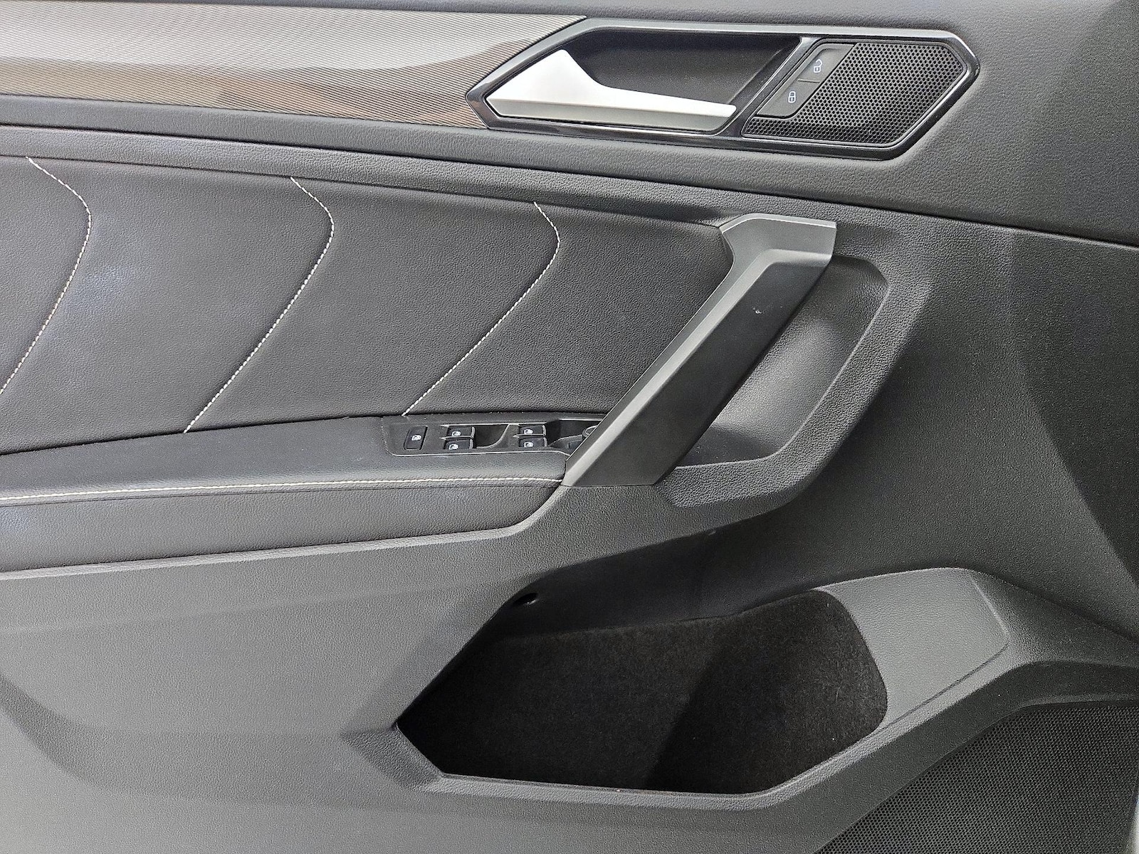 2023 Volkswagen Tiguan SE - Photo 13