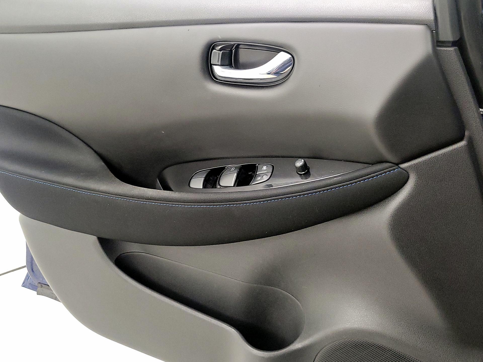 Thumbnail: 2020 Nissan Leaf - 12