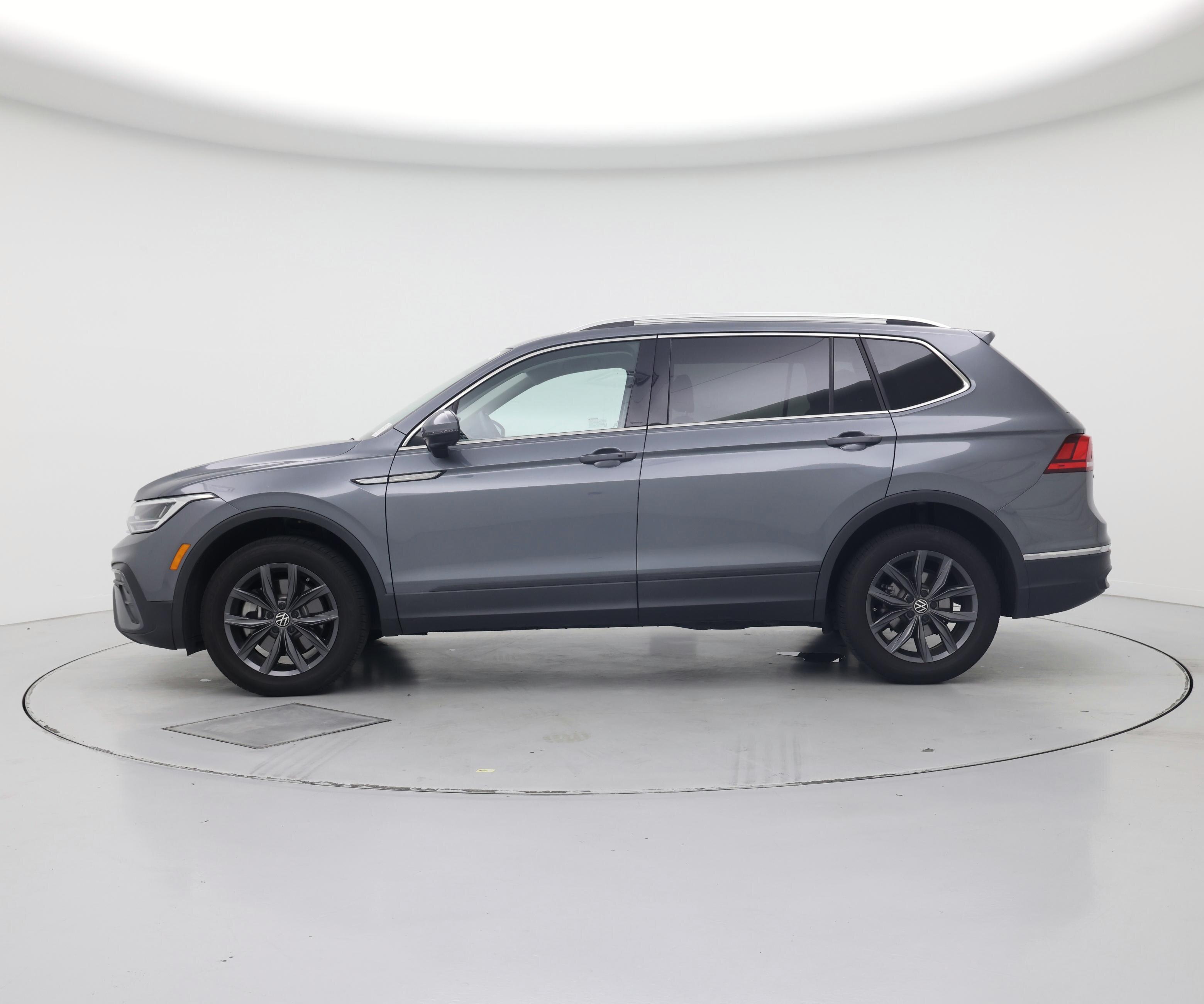 Thumbnail: 2023 Volkswagen Tiguan - 3